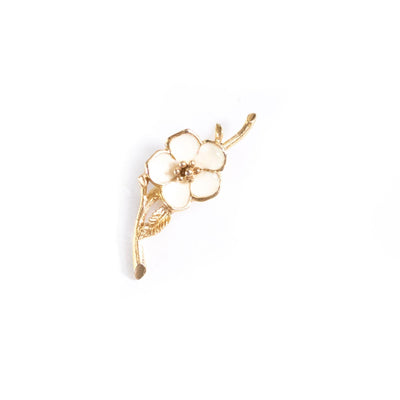 Vintage Dogwood Flower Brooch by Unsigned Beauty - Vintage Meet Modern Vintage Jewelry - Chicago, Illinois - #oldhollywoodglamour #vintagemeetmodern #designervintage #jewelrybox #antiquejewelry #vintagejewelry