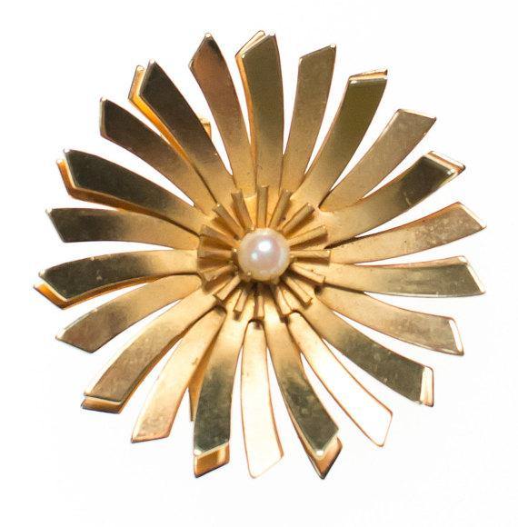 Vintage Mid Century Modern Gold Starburst Brooch With Pearl Center by 1960s - Vintage Meet Modern Vintage Jewelry - Chicago, Illinois - #oldhollywoodglamour #vintagemeetmodern #designervintage #jewelrybox #antiquejewelry #vintagejewelry