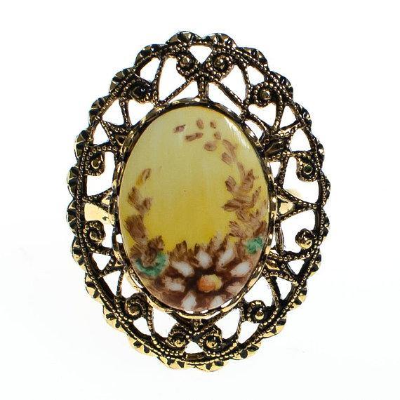 Vintage Daisy Ring with Filigree Setting, Adjustable, Antique Gold Tone