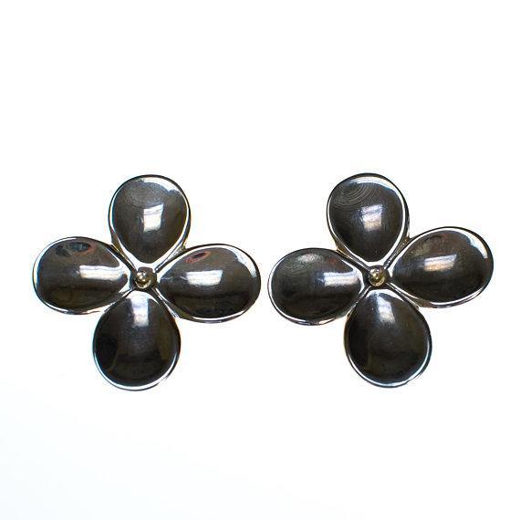Vintage Angela Cummings Sterling Silver Flower Earrings by Angela Cummings - Vintage Meet Modern Vintage Jewelry - Chicago, Illinois - #oldhollywoodglamour #vintagemeetmodern #designervintage #jewelrybox #antiquejewelry #vintagejewelry