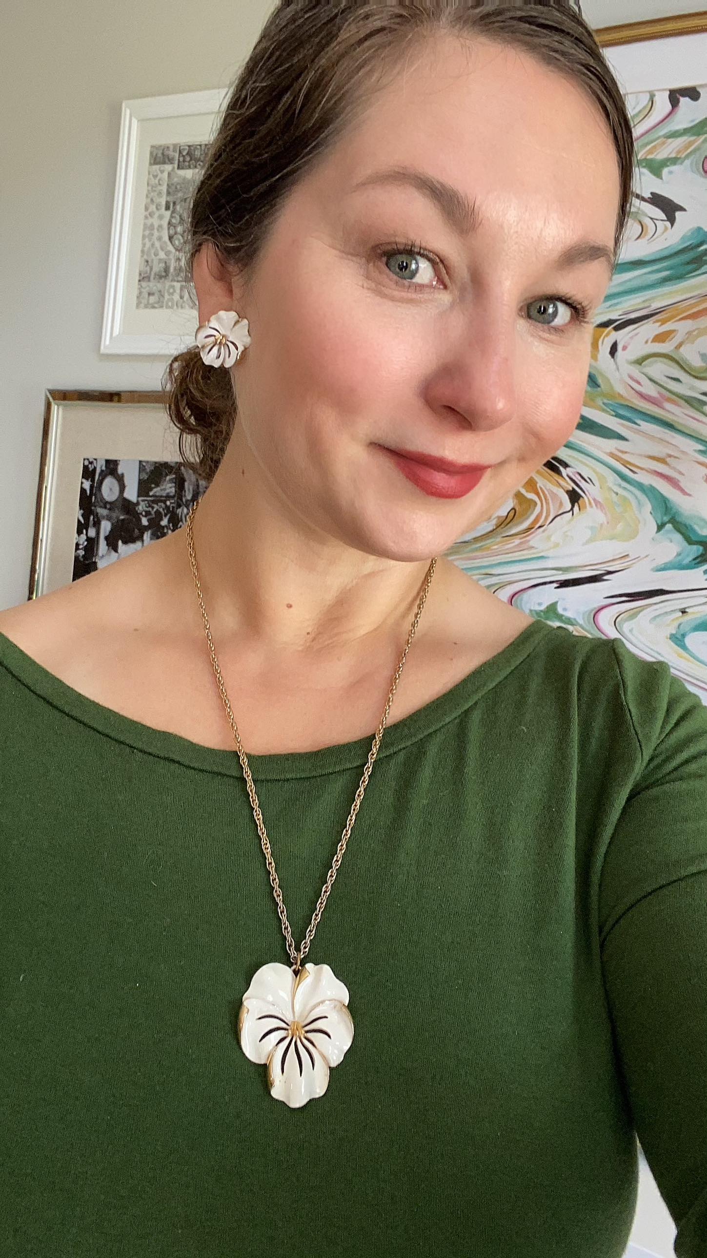 Vintage White and Gold Pansy Necklace by Unsigned Beauty - Vintage Meet Modern Vintage Jewelry - Chicago, Illinois - #oldhollywoodglamour #vintagemeetmodern #designervintage #jewelrybox #antiquejewelry #vintagejewelry