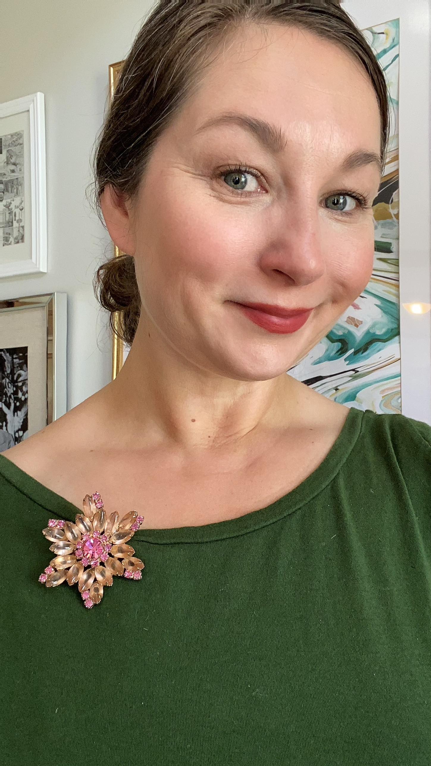 Shades of Pink Rhinestone Flower Brooch by Unsigned Beauty - Vintage Meet Modern Vintage Jewelry - Chicago, Illinois - #oldhollywoodglamour #vintagemeetmodern #designervintage #jewelrybox #antiquejewelry #vintagejewelry