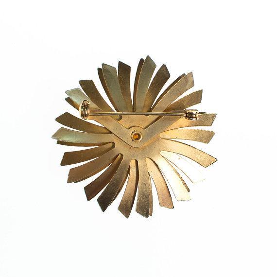 Vintage Mid Century Modern Gold Starburst Brooch With Pearl Center by 1960s - Vintage Meet Modern Vintage Jewelry - Chicago, Illinois - #oldhollywoodglamour #vintagemeetmodern #designervintage #jewelrybox #antiquejewelry #vintagejewelry