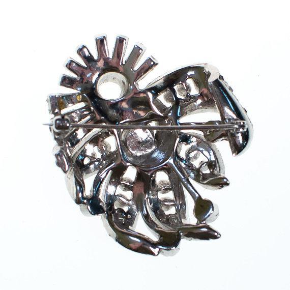 Vintage Art Deco Clear Diamond Look Rhinestone Brooch Pin by Art Deco - Vintage Meet Modern Vintage Jewelry - Chicago, Illinois - #oldhollywoodglamour #vintagemeetmodern #designervintage #jewelrybox #antiquejewelry #vintagejewelry