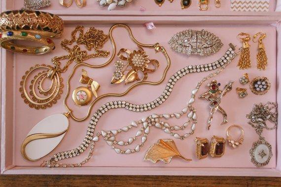 Vintage 1950s Faux Pearl and Rhinestone Peter Pan Collar Necklace by 1950s - Vintage Meet Modern Vintage Jewelry - Chicago, Illinois - #oldhollywoodglamour #vintagemeetmodern #designervintage #jewelrybox #antiquejewelry #vintagejewelry