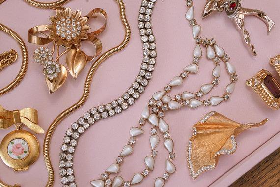 Vintage Mid Century Modern Gold Leaf Brooch with Diamante Crystal Rhinestones by 1960s - Vintage Meet Modern Vintage Jewelry - Chicago, Illinois - #oldhollywoodglamour #vintagemeetmodern #designervintage #jewelrybox #antiquejewelry #vintagejewelry