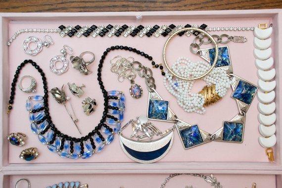 Black and Blue Vintage Glass Beaded Necklace, Glass Beads, Vintage Necklace, Silver Tone Beads by 1950s - Vintage Meet Modern Vintage Jewelry - Chicago, Illinois - #oldhollywoodglamour #vintagemeetmodern #designervintage #jewelrybox #antiquejewelry #vintagejewelry