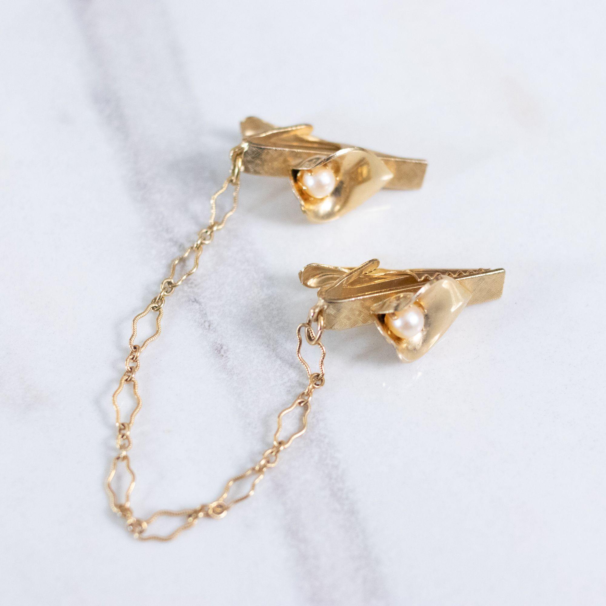 Vintage Calla Lily Sweater Guard by Patent Pending - Vintage Meet Modern Vintage Jewelry - Chicago, Illinois - #oldhollywoodglamour #vintagemeetmodern #designervintage #jewelrybox #antiquejewelry #vintagejewelry