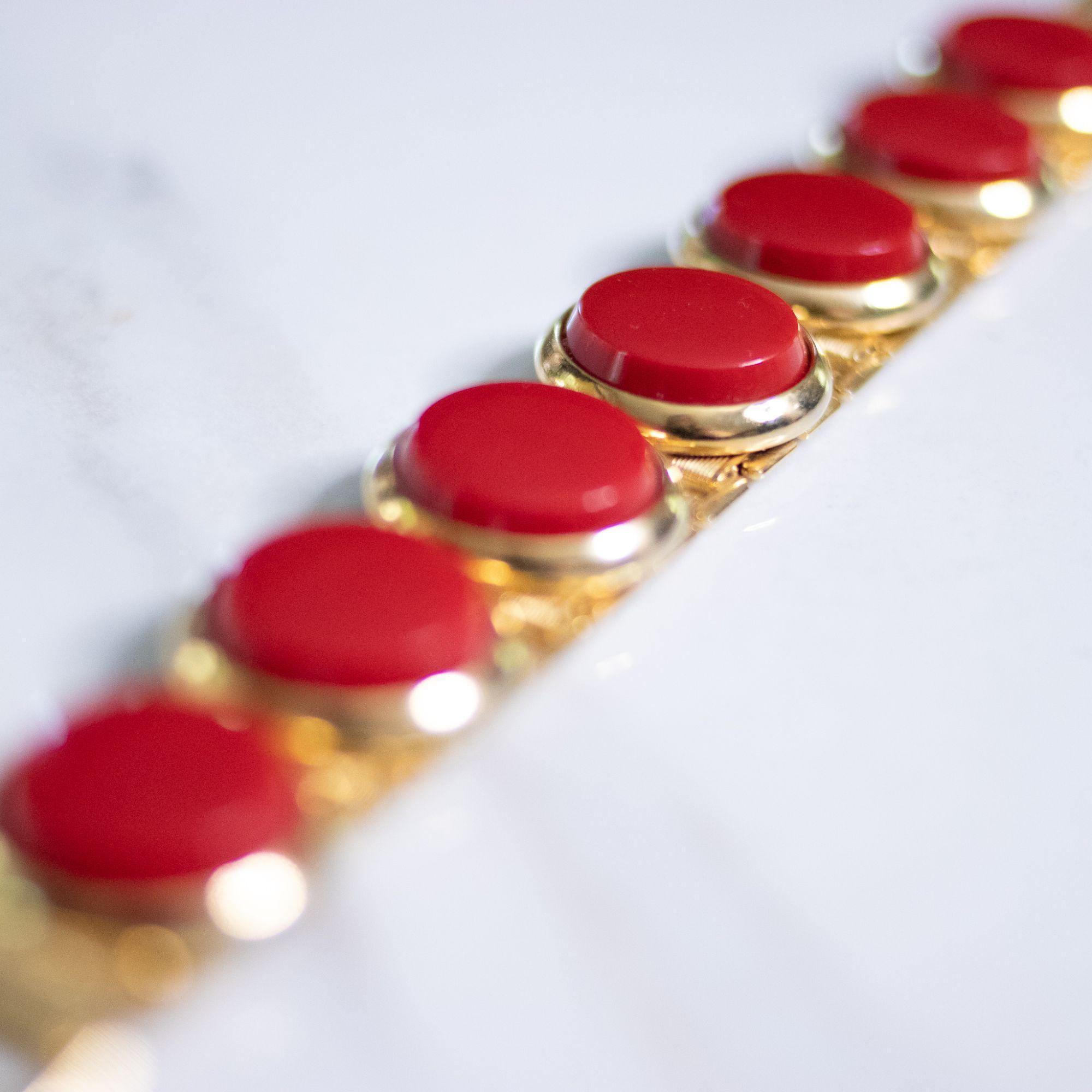 Vintage Retro Red Disc Bracelet by Unsigned Beauty - Vintage Meet Modern Vintage Jewelry - Chicago, Illinois - #oldhollywoodglamour #vintagemeetmodern #designervintage #jewelrybox #antiquejewelry #vintagejewelry