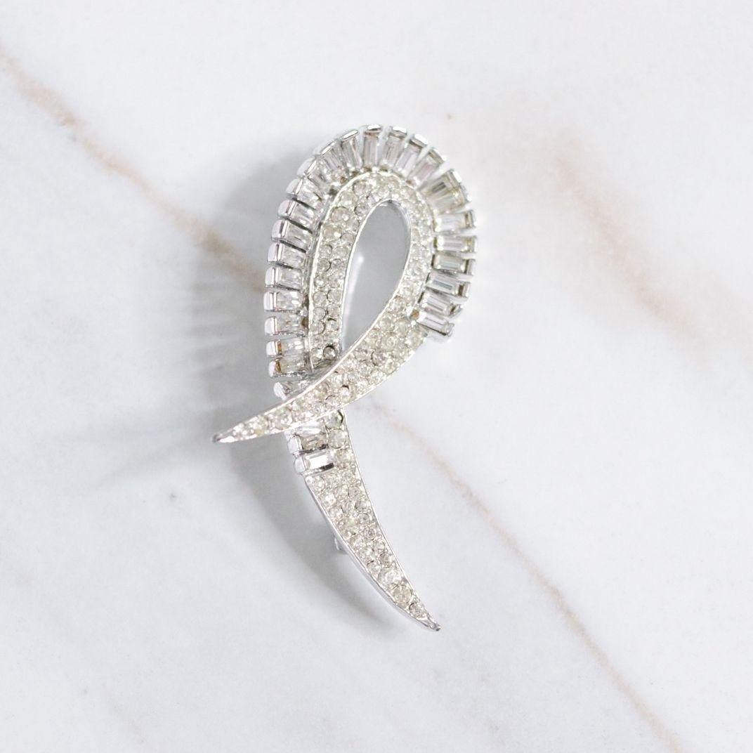 Vintage Art Deco Diamante Swirl Brooch by Unsigned Beauty - Vintage Meet Modern Vintage Jewelry - Chicago, Illinois - #oldhollywoodglamour #vintagemeetmodern #designervintage #jewelrybox #antiquejewelry #vintagejewelry