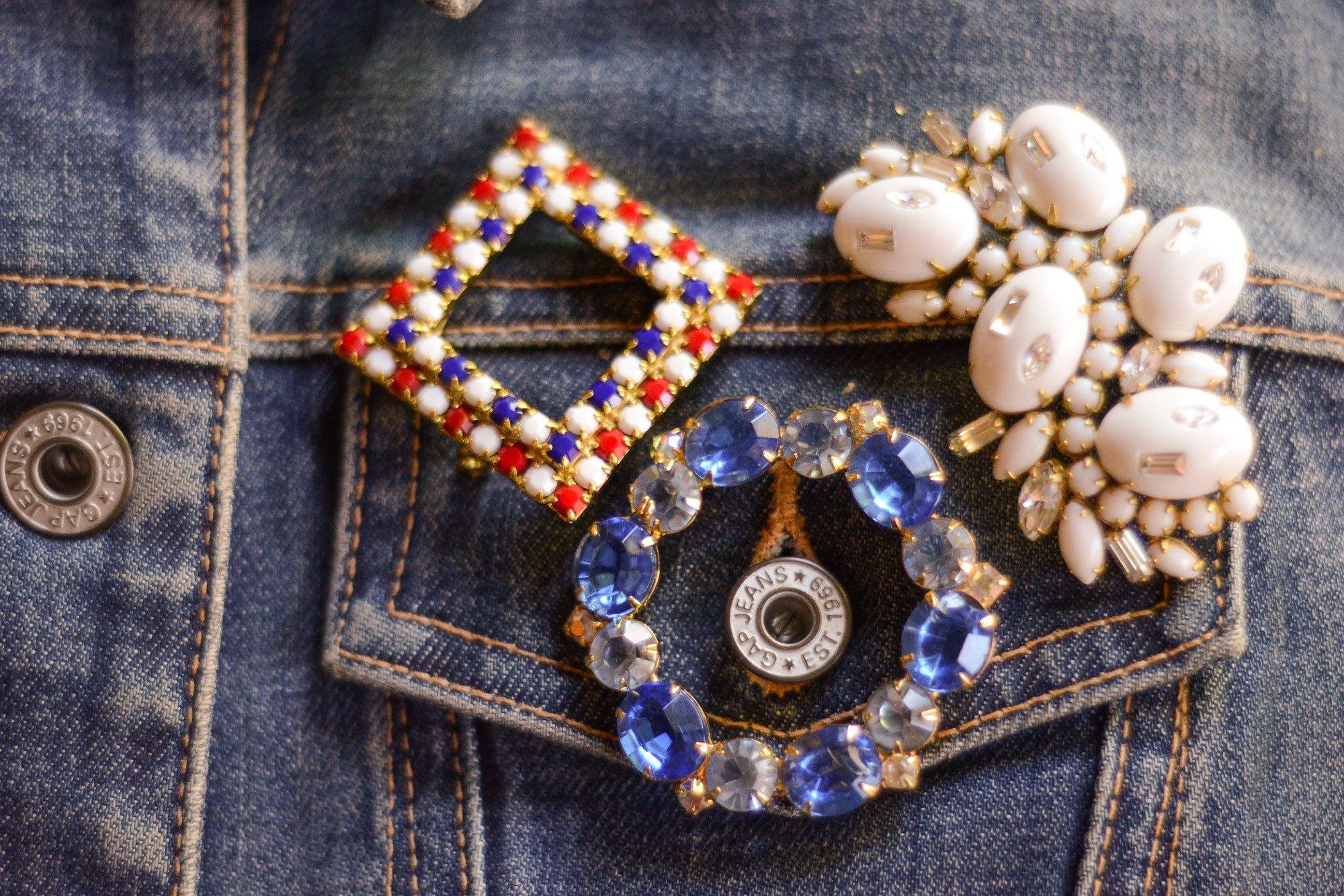 Milk Glass Cabochon and Rhinestone Brooch by Unsigned Beauty - Vintage Meet Modern Vintage Jewelry - Chicago, Illinois - #oldhollywoodglamour #vintagemeetmodern #designervintage #jewelrybox #antiquejewelry #vintagejewelry