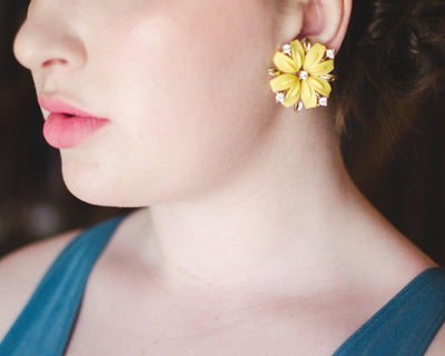 Vintage Lisner Yellow Thermoset Earrings by Vintage Meet Modern - Vintage Meet Modern Vintage Jewelry - Chicago, Illinois - #oldhollywoodglamour #vintagemeetmodern #designervintage #jewelrybox #antiquejewelry #vintagejewelry