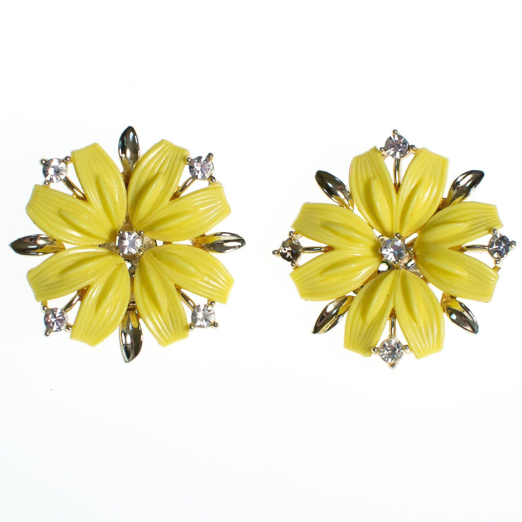 Vintage Lisner Yellow Thermoset Earrings by Vintage Meet Modern - Vintage Meet Modern Vintage Jewelry - Chicago, Illinois - #oldhollywoodglamour #vintagemeetmodern #designervintage #jewelrybox #antiquejewelry #vintagejewelry