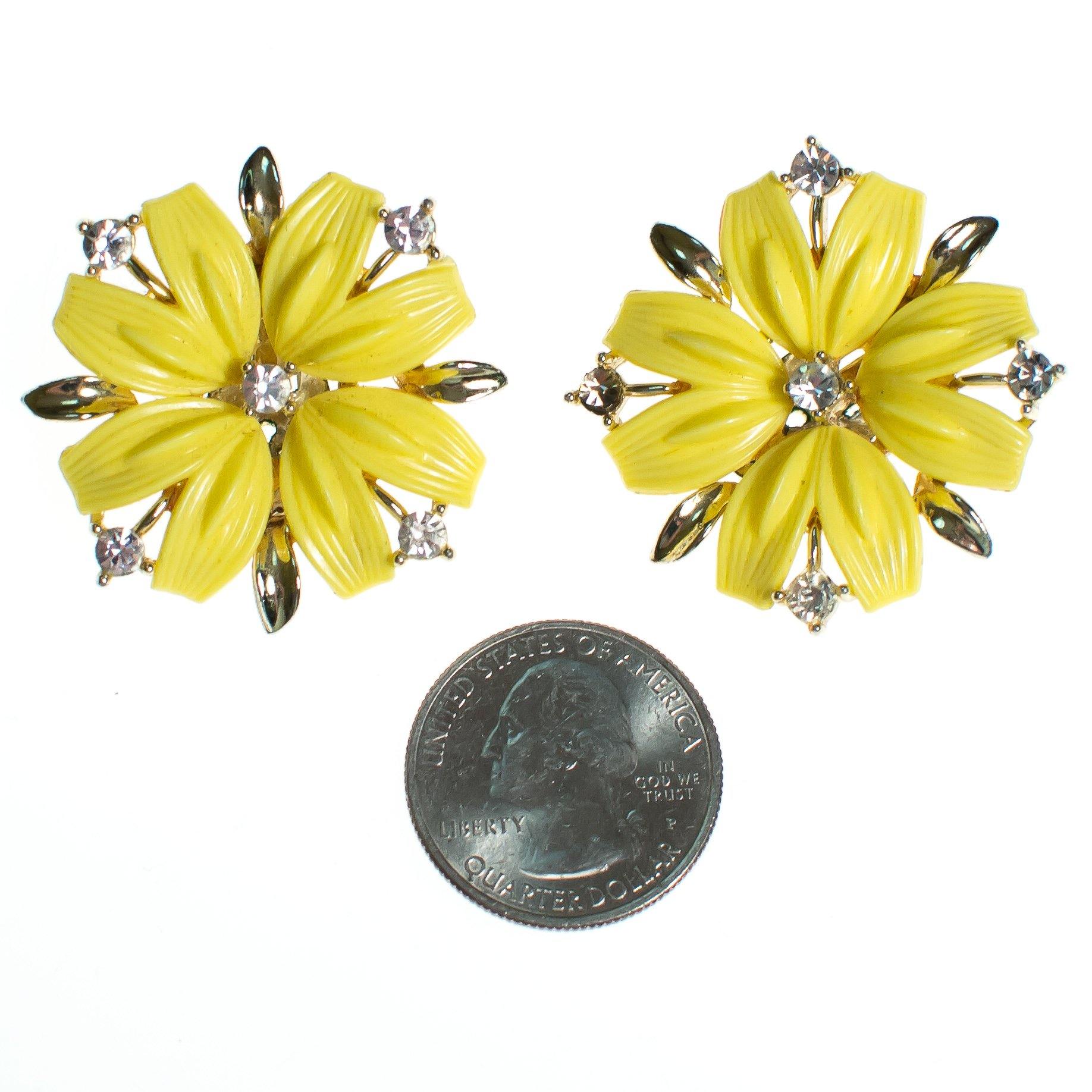 Vintage Lisner Yellow Thermoset Earrings by Vintage Meet Modern - Vintage Meet Modern Vintage Jewelry - Chicago, Illinois - #oldhollywoodglamour #vintagemeetmodern #designervintage #jewelrybox #antiquejewelry #vintagejewelry