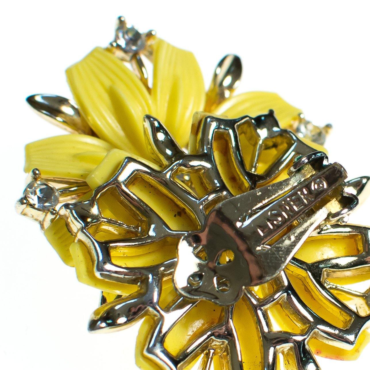 Vintage Lisner Yellow Thermoset Earrings by Vintage Meet Modern - Vintage Meet Modern Vintage Jewelry - Chicago, Illinois - #oldhollywoodglamour #vintagemeetmodern #designervintage #jewelrybox #antiquejewelry #vintagejewelry