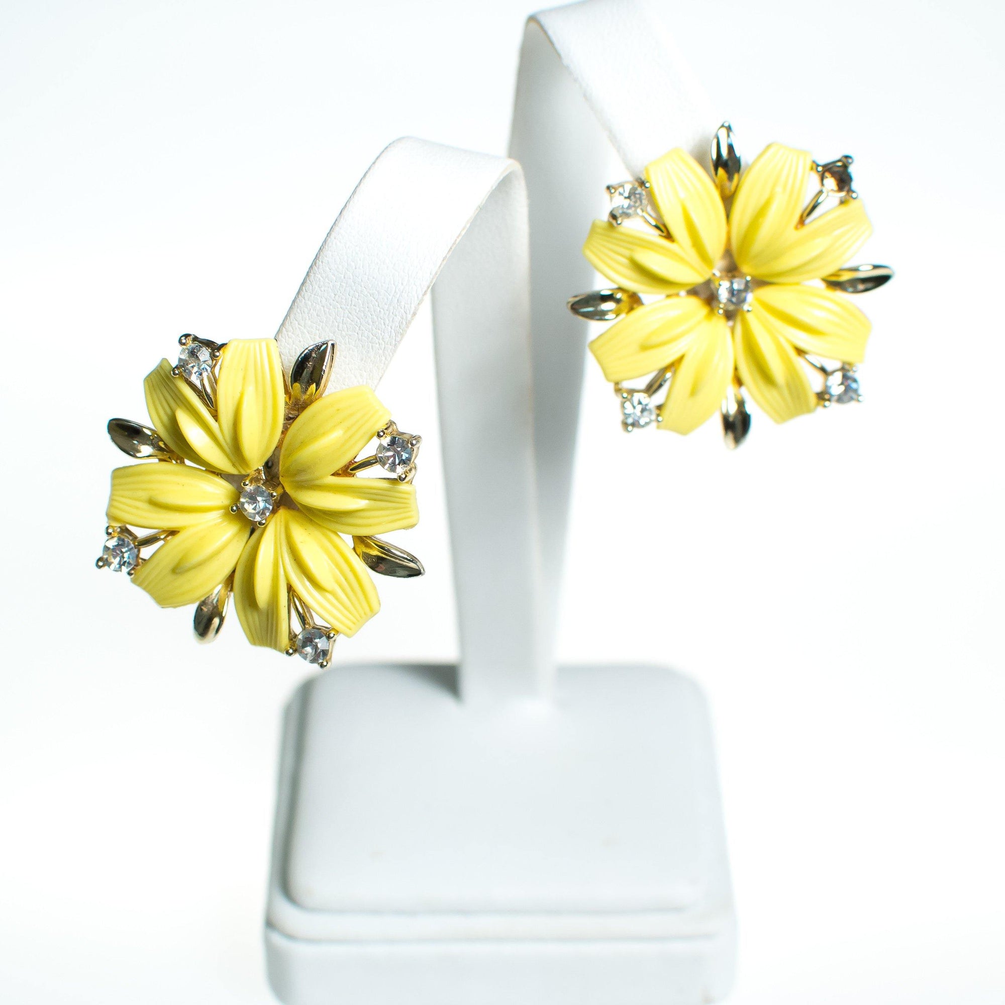 Vintage Lisner Yellow Thermoset Earrings by Vintage Meet Modern - Vintage Meet Modern Vintage Jewelry - Chicago, Illinois - #oldhollywoodglamour #vintagemeetmodern #designervintage #jewelrybox #antiquejewelry #vintagejewelry