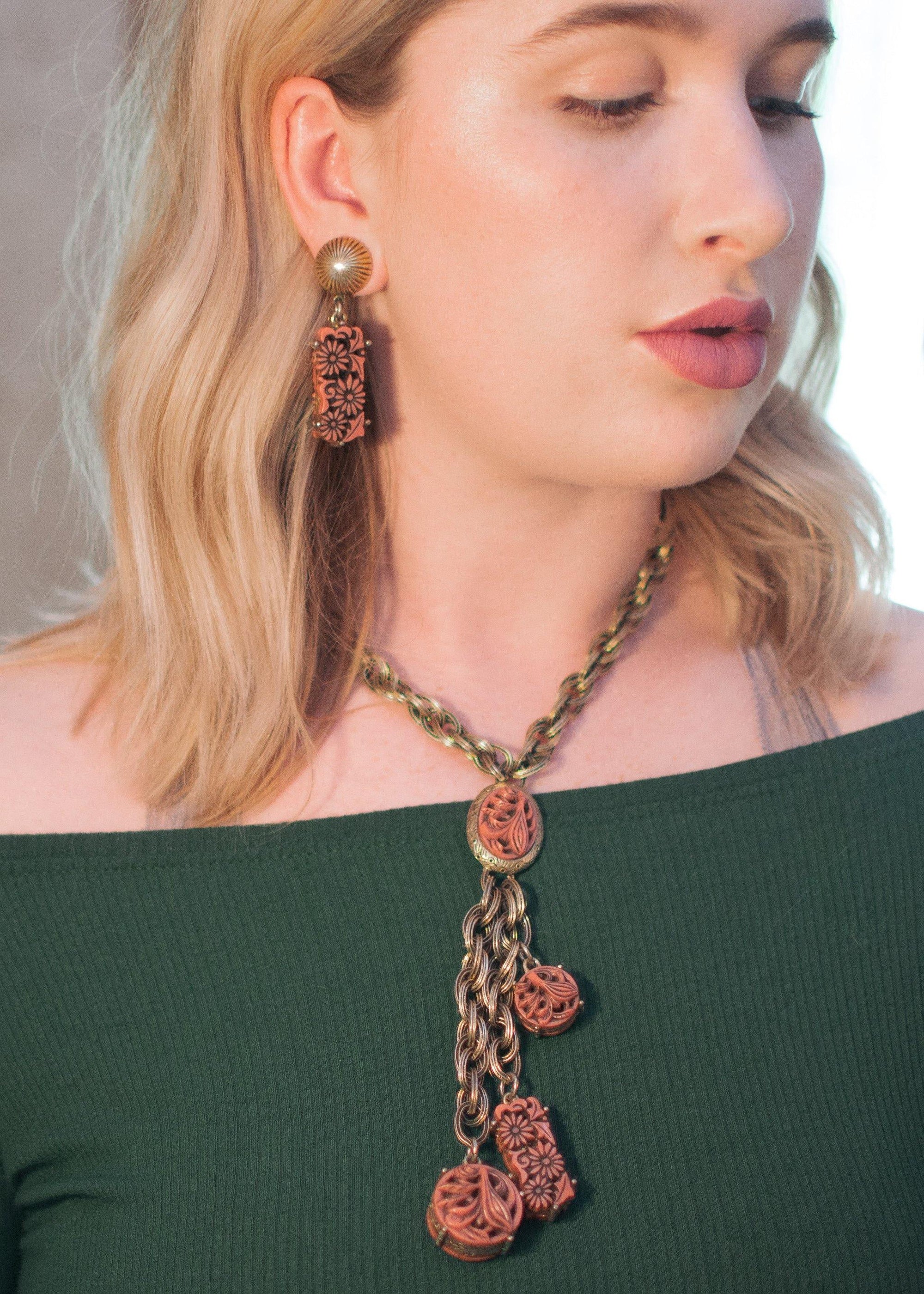 Vintage Selro Carved Daisy Lariat Necklace by Selro - Vintage Meet Modern Vintage Jewelry - Chicago, Illinois - #oldhollywoodglamour #vintagemeetmodern #designervintage #jewelrybox #antiquejewelry #vintagejewelry