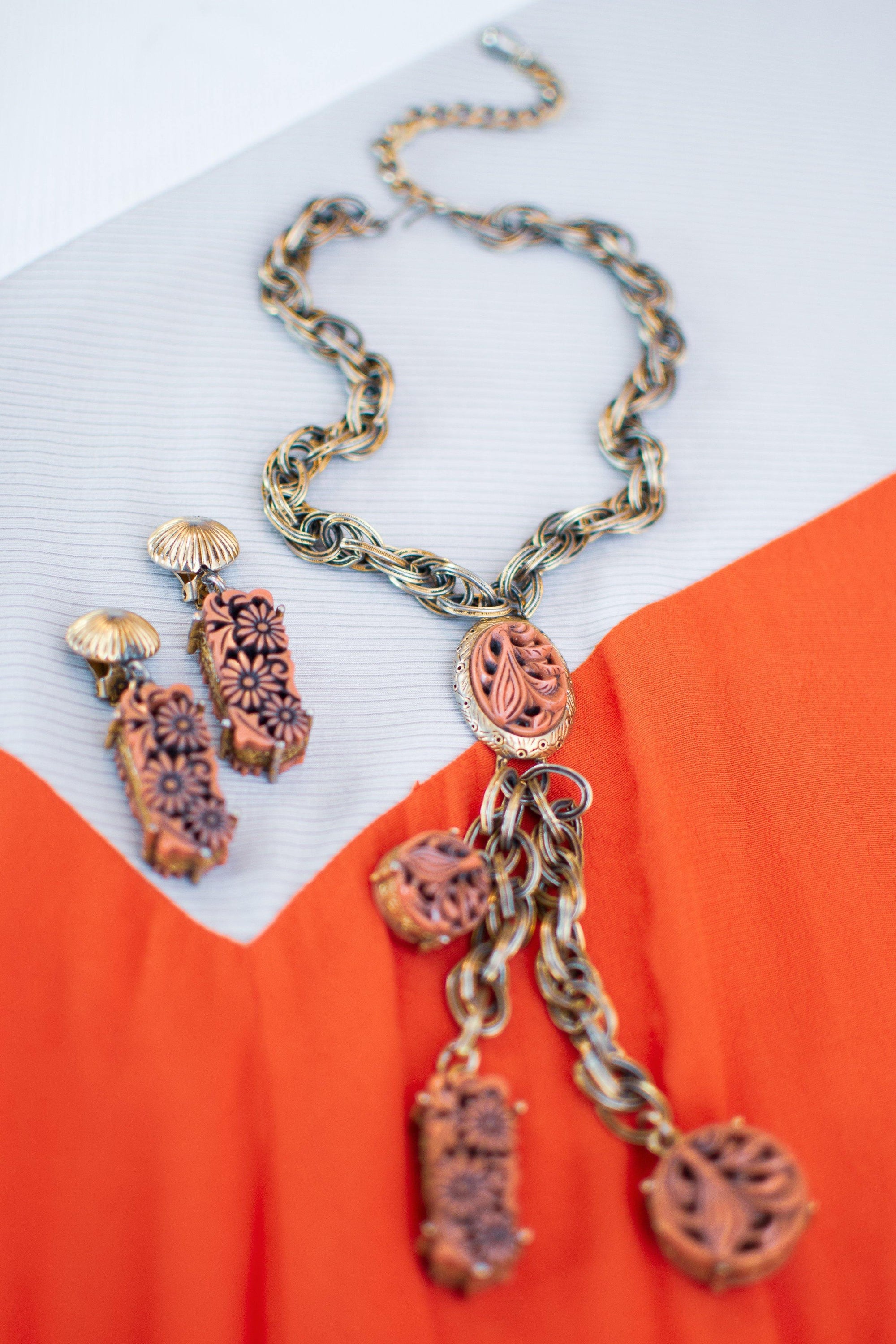 Vintage Selro Carved Daisy Lariat Necklace by Selro - Vintage Meet Modern Vintage Jewelry - Chicago, Illinois - #oldhollywoodglamour #vintagemeetmodern #designervintage #jewelrybox #antiquejewelry #vintagejewelry