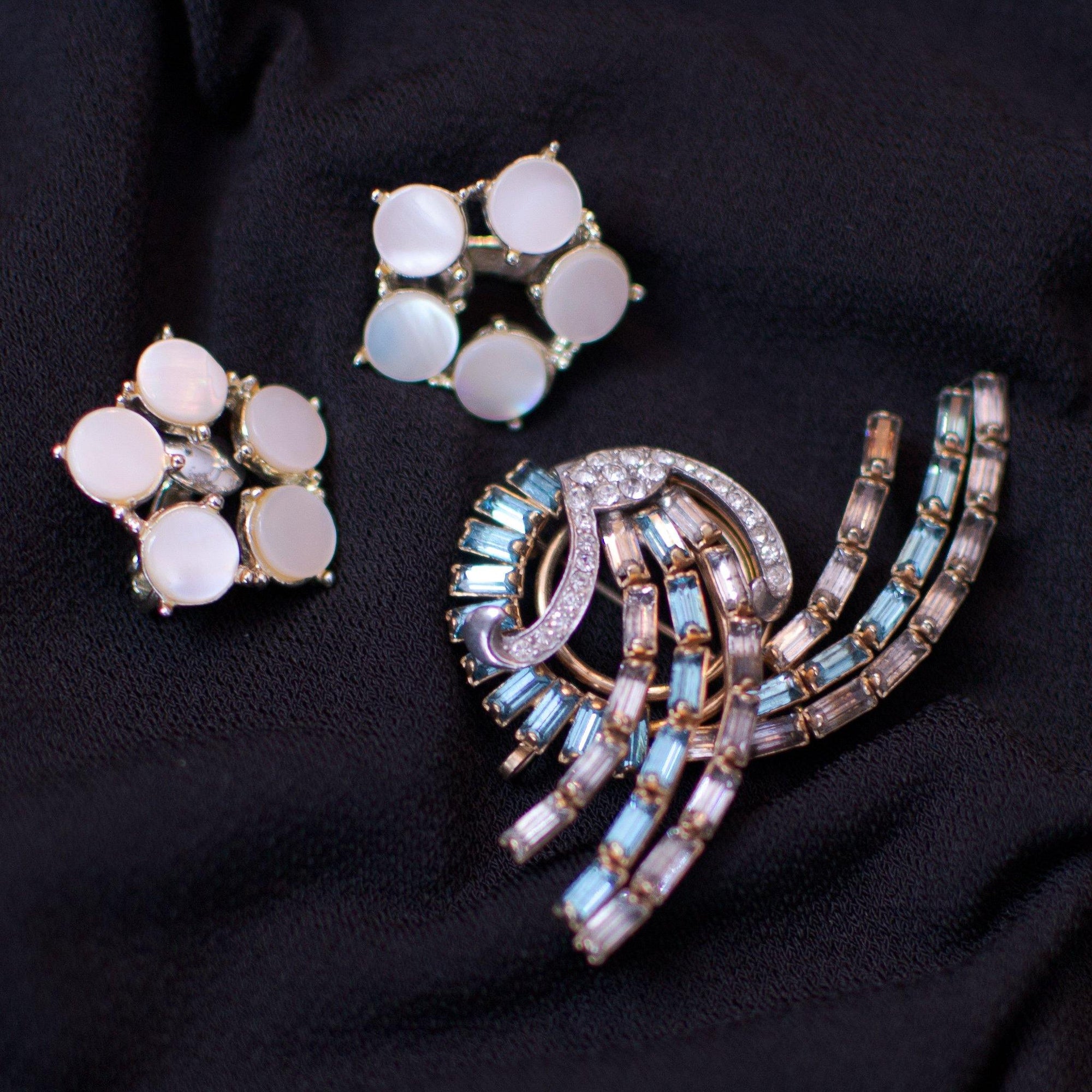 Vintage Mother of Pearl Disc Earrings by Vintage Meet Modern - Vintage Meet Modern Vintage Jewelry - Chicago, Illinois - #oldhollywoodglamour #vintagemeetmodern #designervintage #jewelrybox #antiquejewelry #vintagejewelry