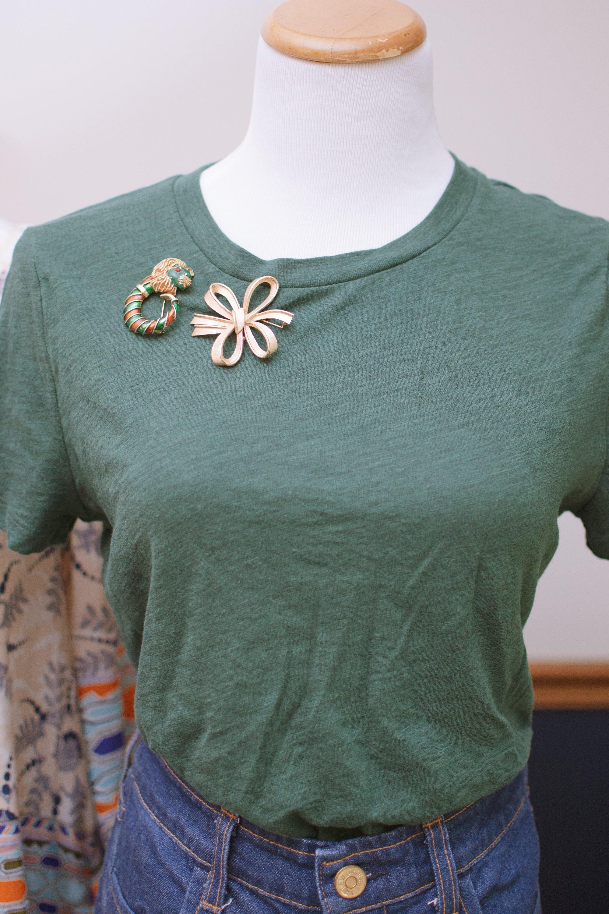 Crown Trfari Large Gold Bow Brooch by Crown Trifari - Vintage Meet Modern Vintage Jewelry - Chicago, Illinois - #oldhollywoodglamour #vintagemeetmodern #designervintage #jewelrybox #antiquejewelry #vintagejewelry