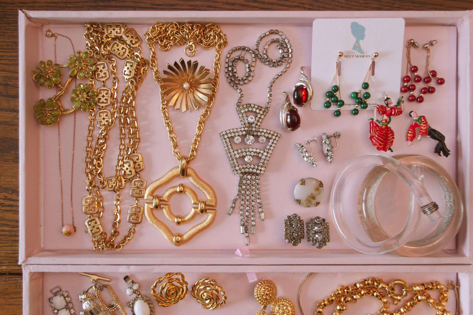 Vintage Lucite Bangle with Silver Glitter by Vintage Meet Modern - Vintage Meet Modern Vintage Jewelry - Chicago, Illinois - #oldhollywoodglamour #vintagemeetmodern #designervintage #jewelrybox #antiquejewelry #vintagejewelry