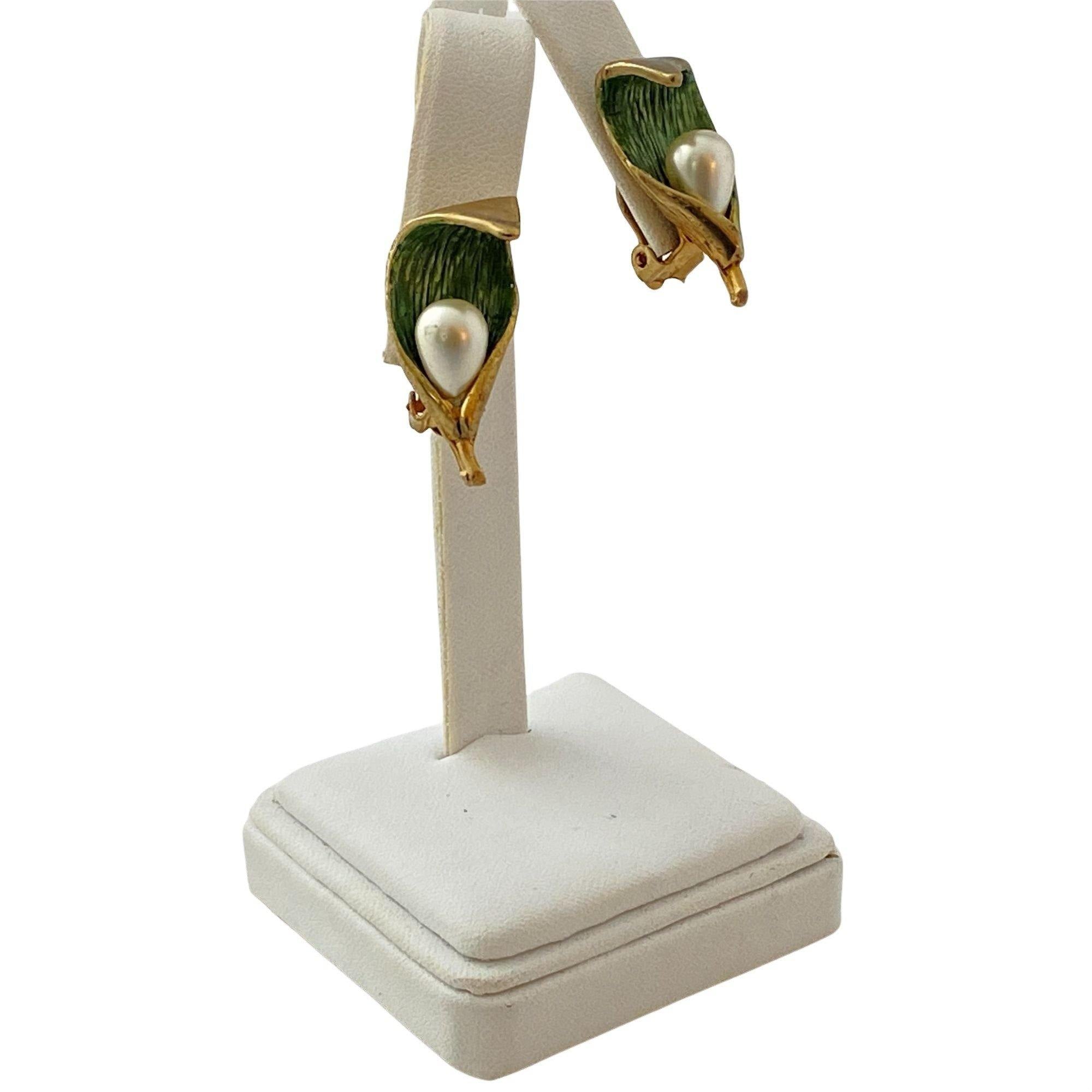 Vintage Lily of the Valley Earrings by Unsigned Beauty - Vintage Meet Modern Vintage Jewelry - Chicago, Illinois - #oldhollywoodglamour #vintagemeetmodern #designervintage #jewelrybox #antiquejewelry #vintagejewelry