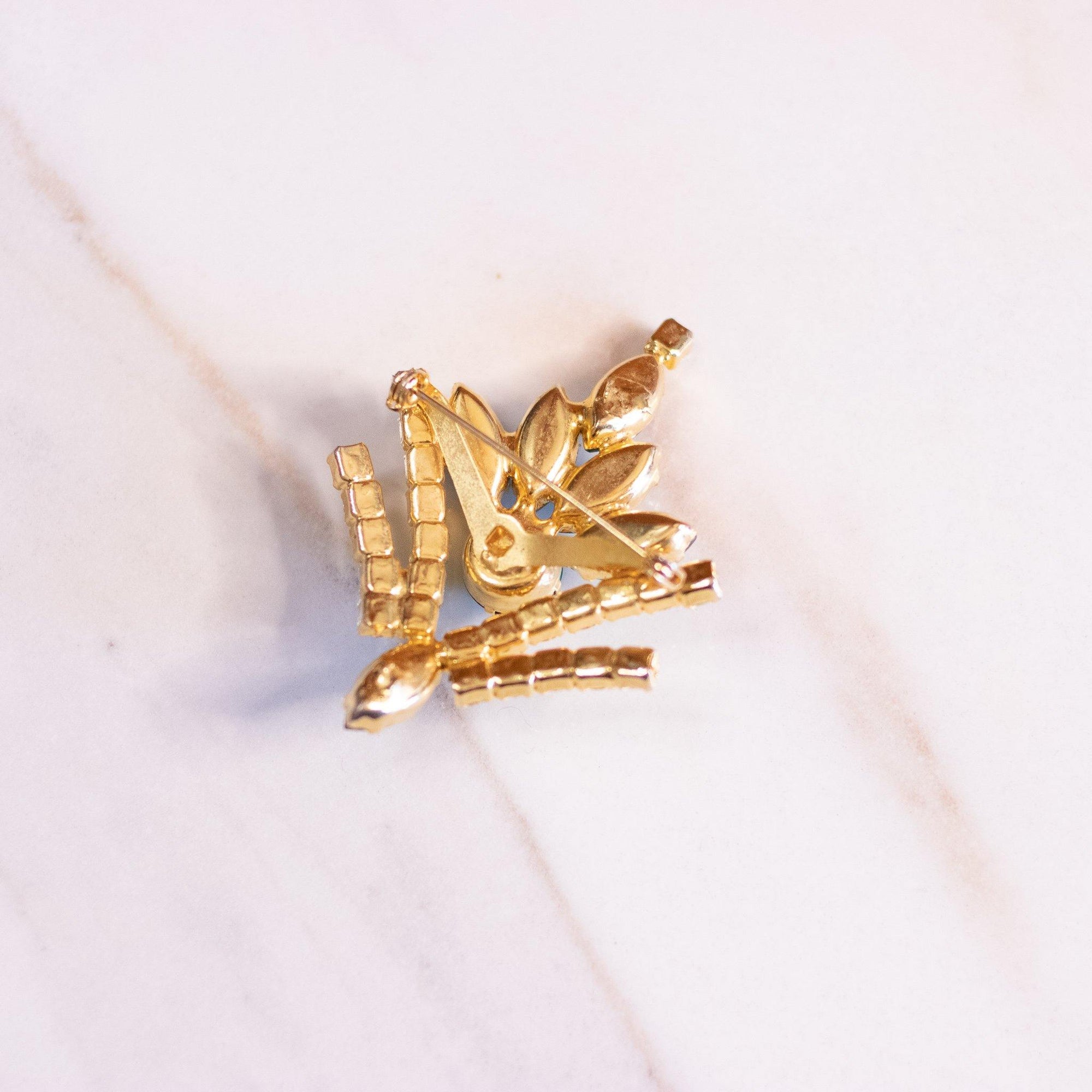 Vintage Juliana Green Rhinestone Brooch by Juliana - Vintage Meet Modern Vintage Jewelry - Chicago, Illinois - #oldhollywoodglamour #vintagemeetmodern #designervintage #jewelrybox #antiquejewelry #vintagejewelry