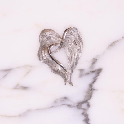 Vintage Heart Shaped Silver Ribbon Brooch by Vintage Meet Modern - Vintage Meet Modern Vintage Jewelry - Chicago, Illinois - #oldhollywoodglamour #vintagemeetmodern #designervintage #jewelrybox #antiquejewelry #vintagejewelry