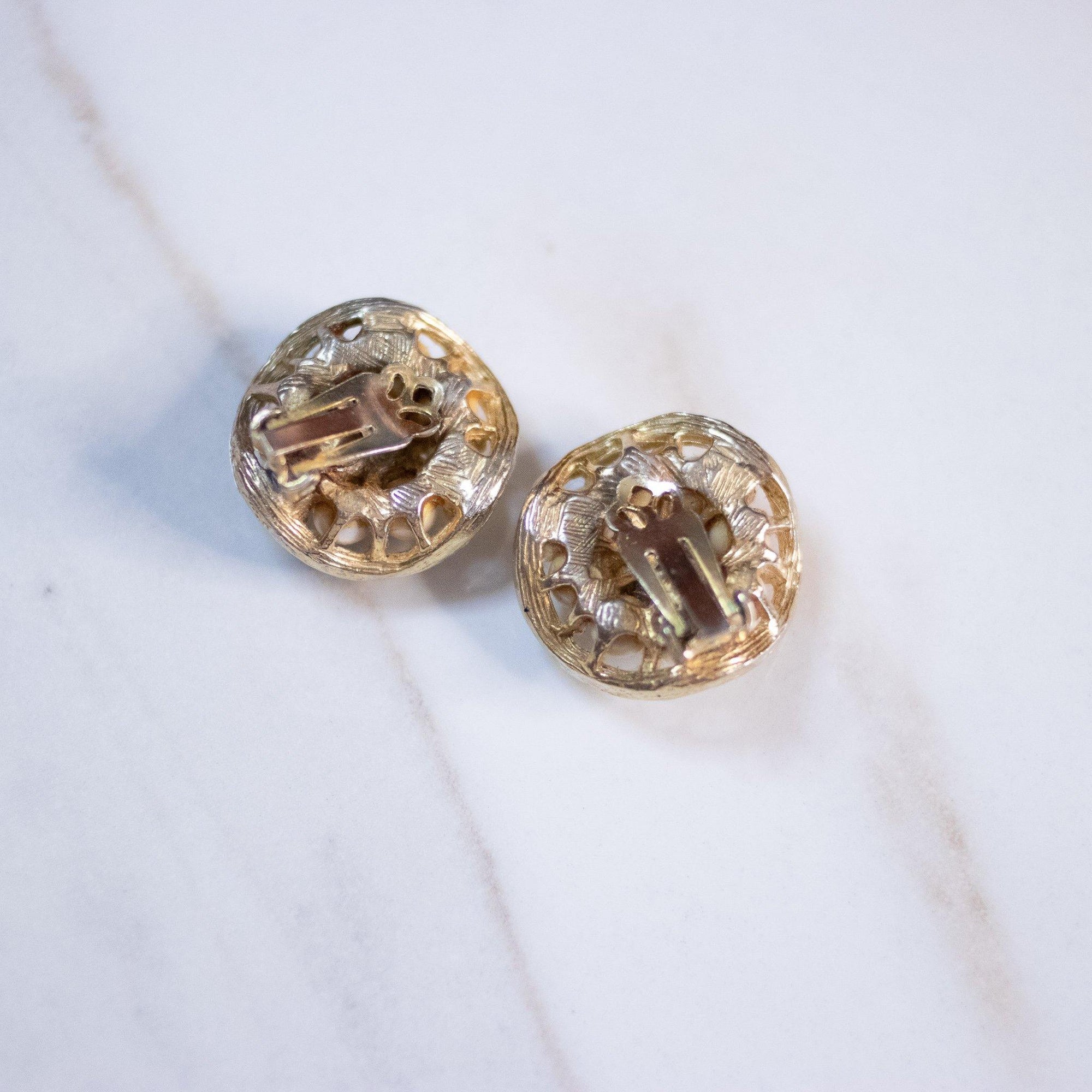 Vintage Matte Pearl Gold Button Earrings by Unsigned Beauty - Vintage Meet Modern Vintage Jewelry - Chicago, Illinois - #oldhollywoodglamour #vintagemeetmodern #designervintage #jewelrybox #antiquejewelry #vintagejewelry