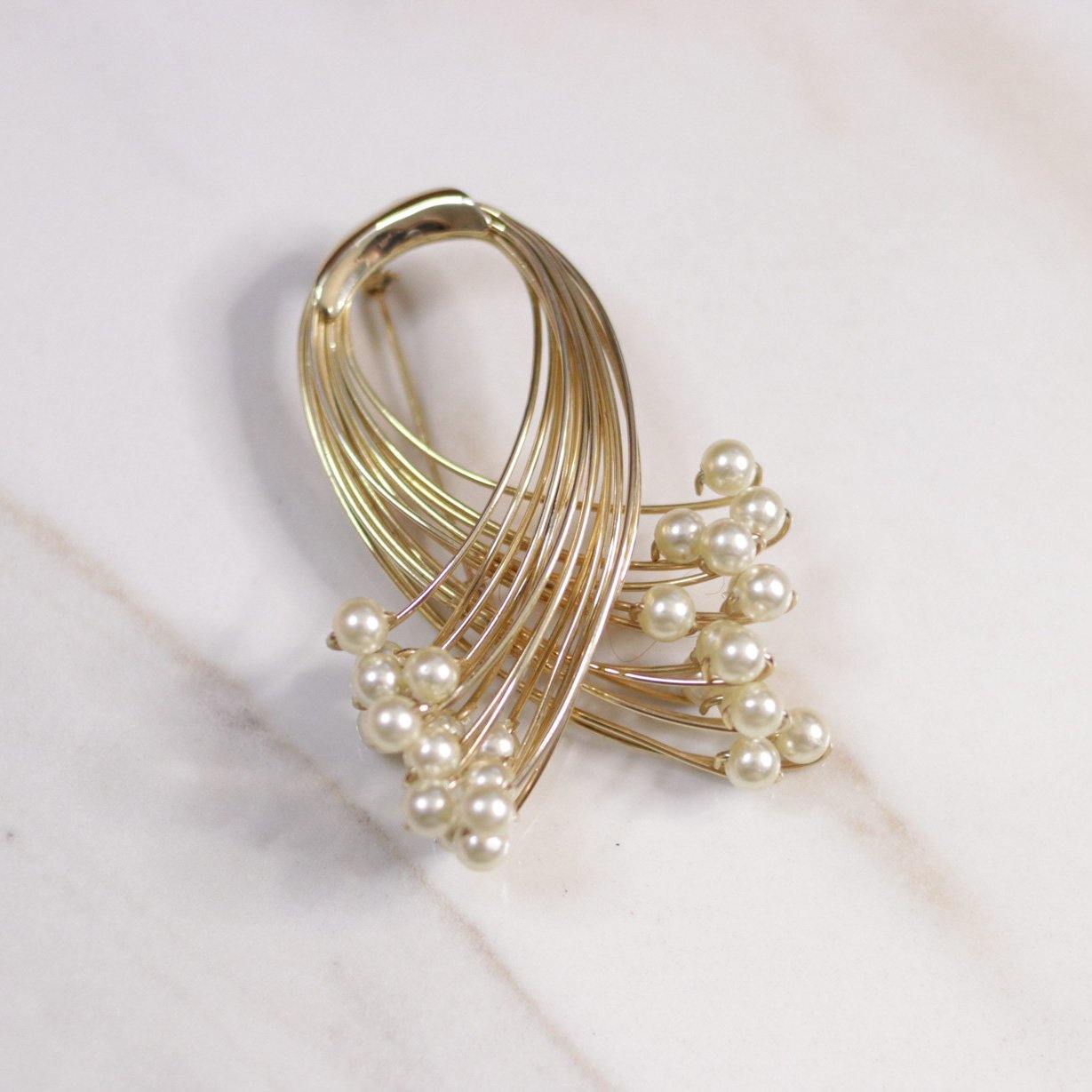 Vintage Mid Century Modern Gold Wire Brooch with Pearls by Vintage Meet Modern - Vintage Meet Modern Vintage Jewelry - Chicago, Illinois - #oldhollywoodglamour #vintagemeetmodern #designervintage #jewelrybox #antiquejewelry #vintagejewelry