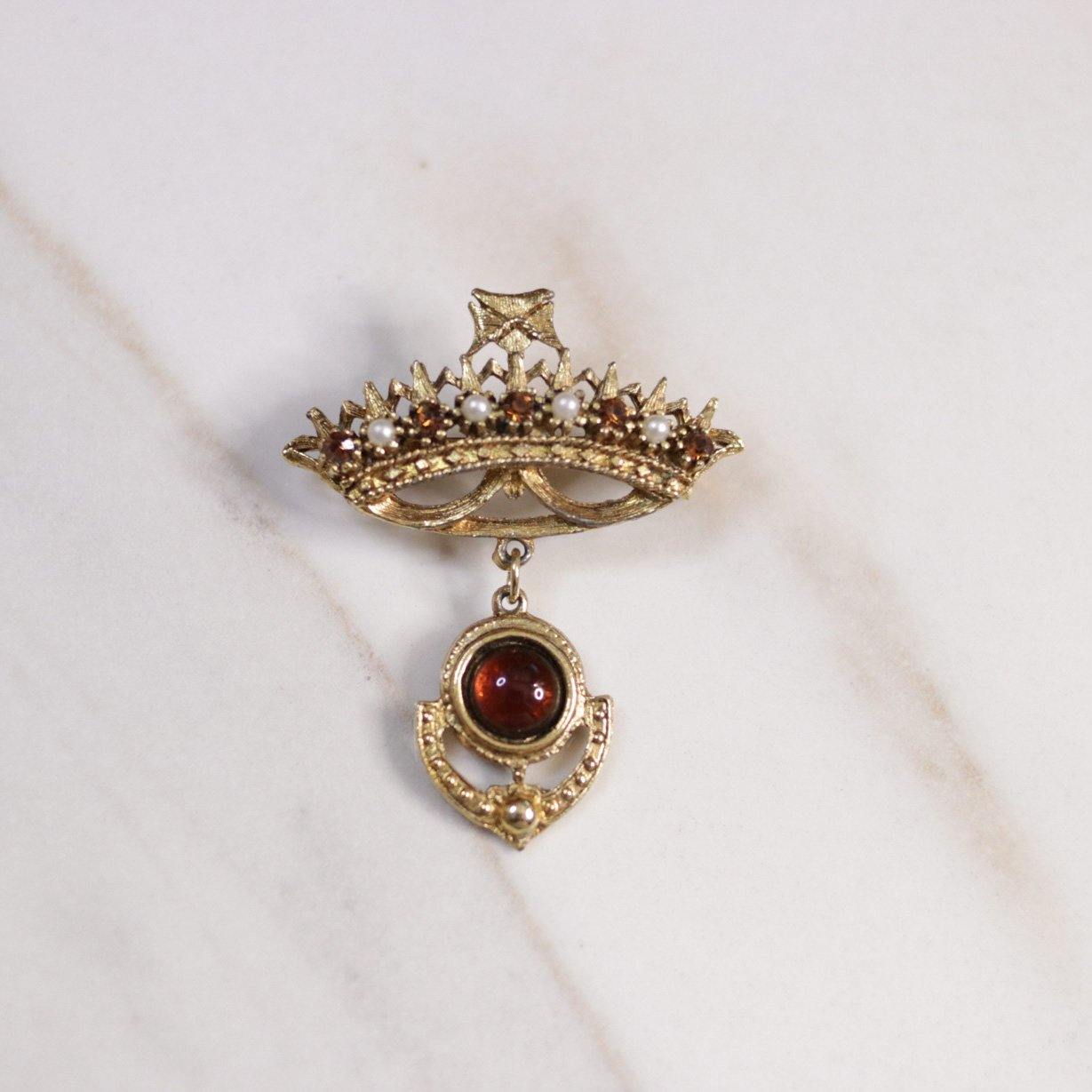 Vintage Gold Crown Brooch with Amber Cabochon Charm by Goldette - Vintage Meet Modern Vintage Jewelry - Chicago, Illinois - #oldhollywoodglamour #vintagemeetmodern #designervintage #jewelrybox #antiquejewelry #vintagejewelry