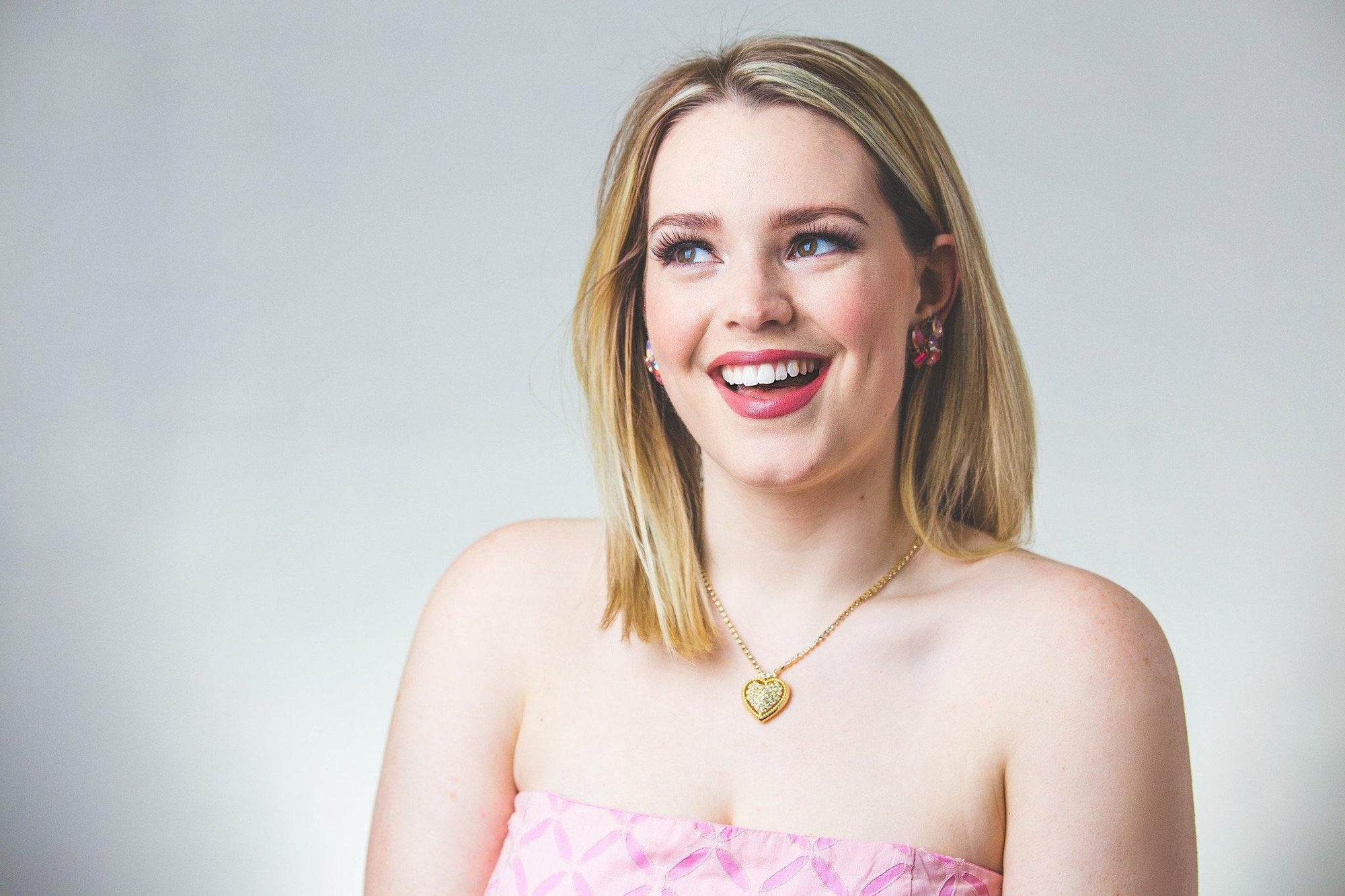 Rhinestones Heart Necklace in Gold Tone by Unsigned Beauty - Vintage Meet Modern Vintage Jewelry - Chicago, Illinois - #oldhollywoodglamour #vintagemeetmodern #designervintage #jewelrybox #antiquejewelry #vintagejewelry