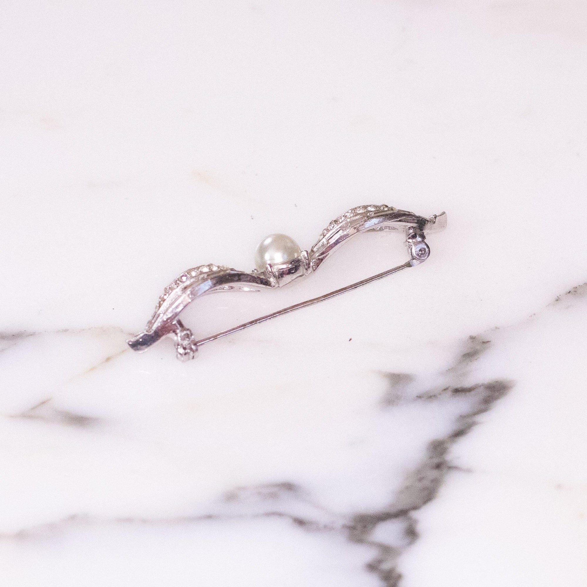 Vintage Diamante Rhinestone and Faux Pearl Bar Pin Brooch by Unsigned Beauty - Vintage Meet Modern Vintage Jewelry - Chicago, Illinois - #oldhollywoodglamour #vintagemeetmodern #designervintage #jewelrybox #antiquejewelry #vintagejewelry