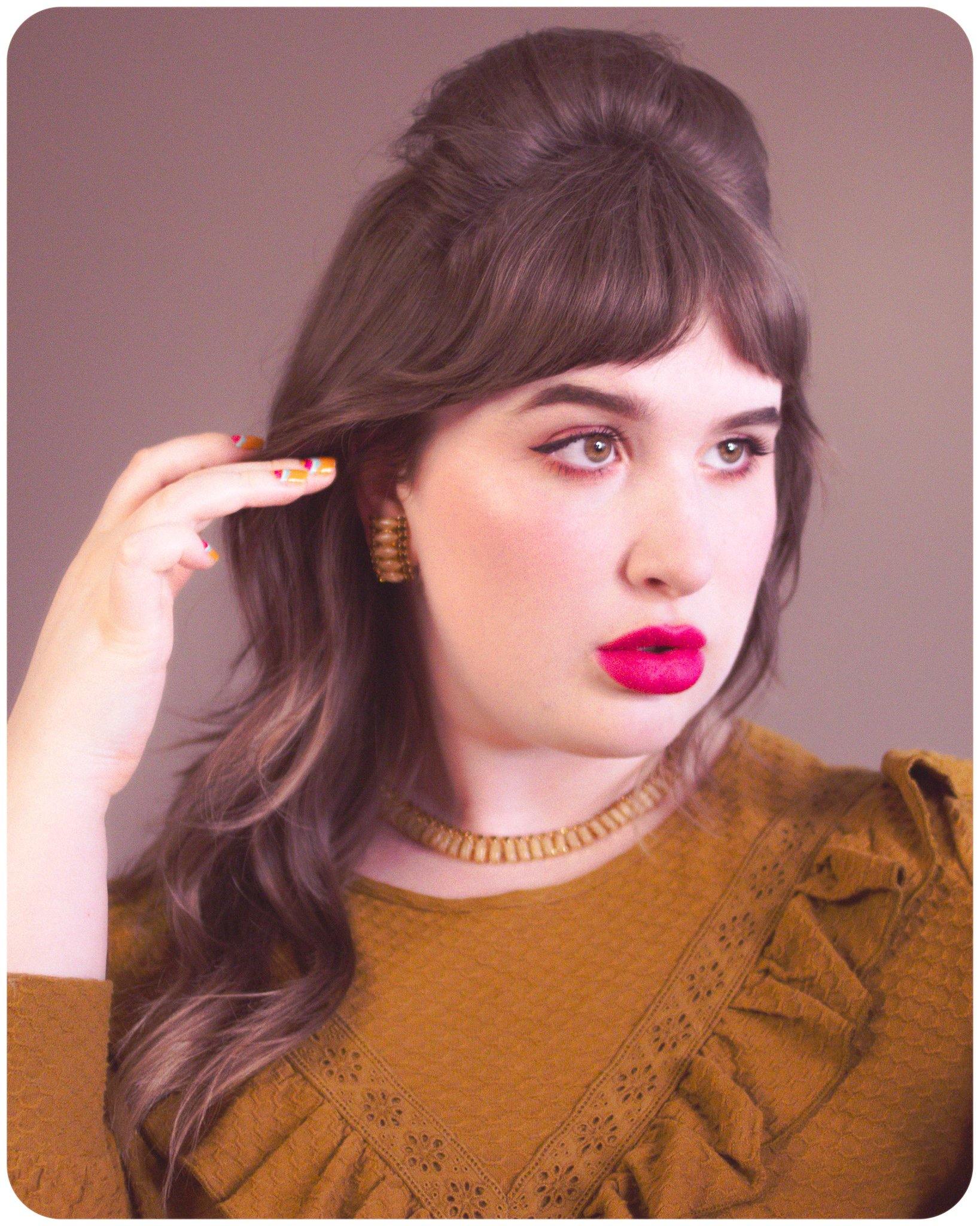 Vintage Champagne and Amber Cognac Topaz Rhinestone Necklace by Vintage Meet Modern - Vintage Meet Modern Vintage Jewelry - Chicago, Illinois - #oldhollywoodglamour #vintagemeetmodern #designervintage #jewelrybox #antiquejewelry #vintagejewelry