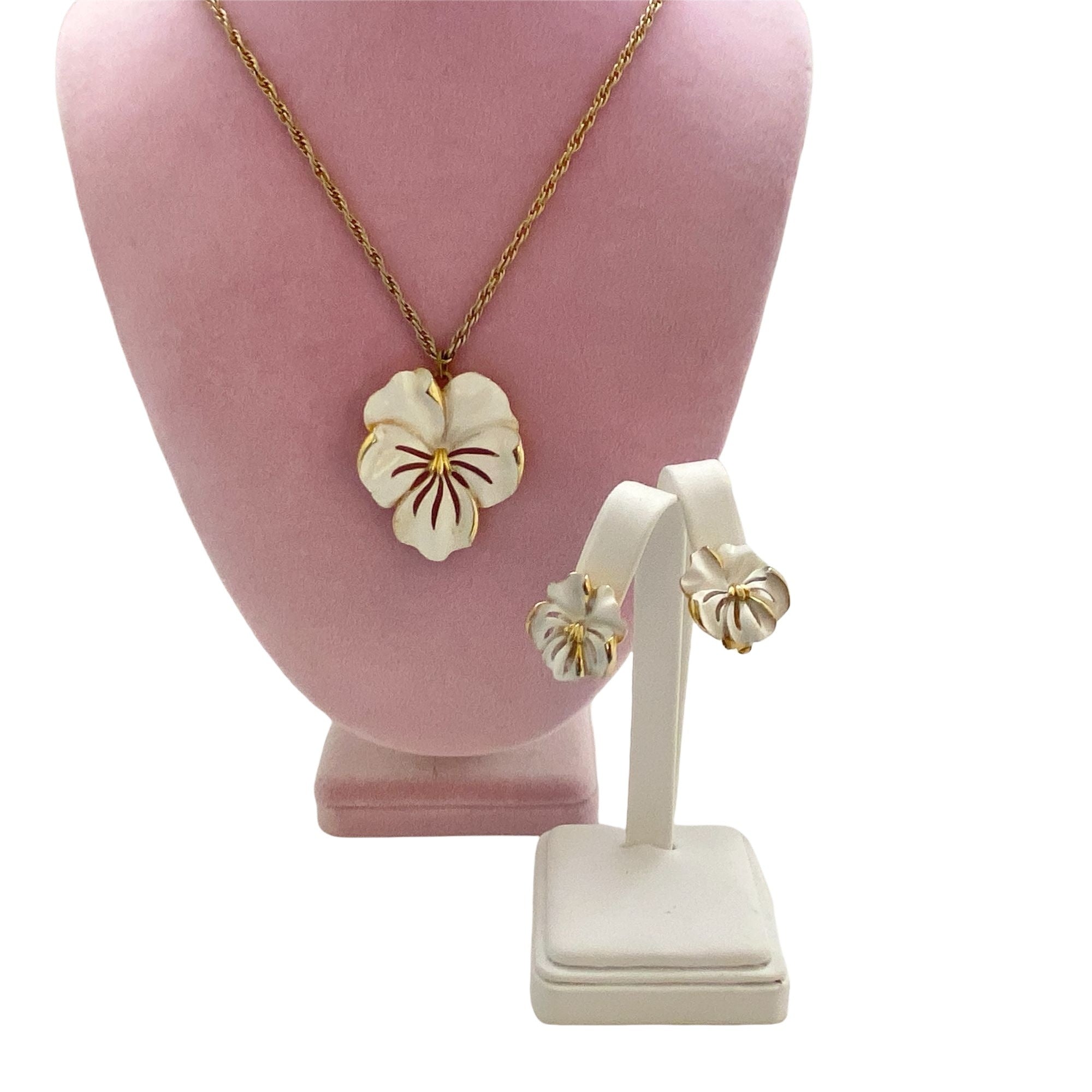 Vintage White and Gold Pansy Necklace by Unsigned Beauty - Vintage Meet Modern Vintage Jewelry - Chicago, Illinois - #oldhollywoodglamour #vintagemeetmodern #designervintage #jewelrybox #antiquejewelry #vintagejewelry