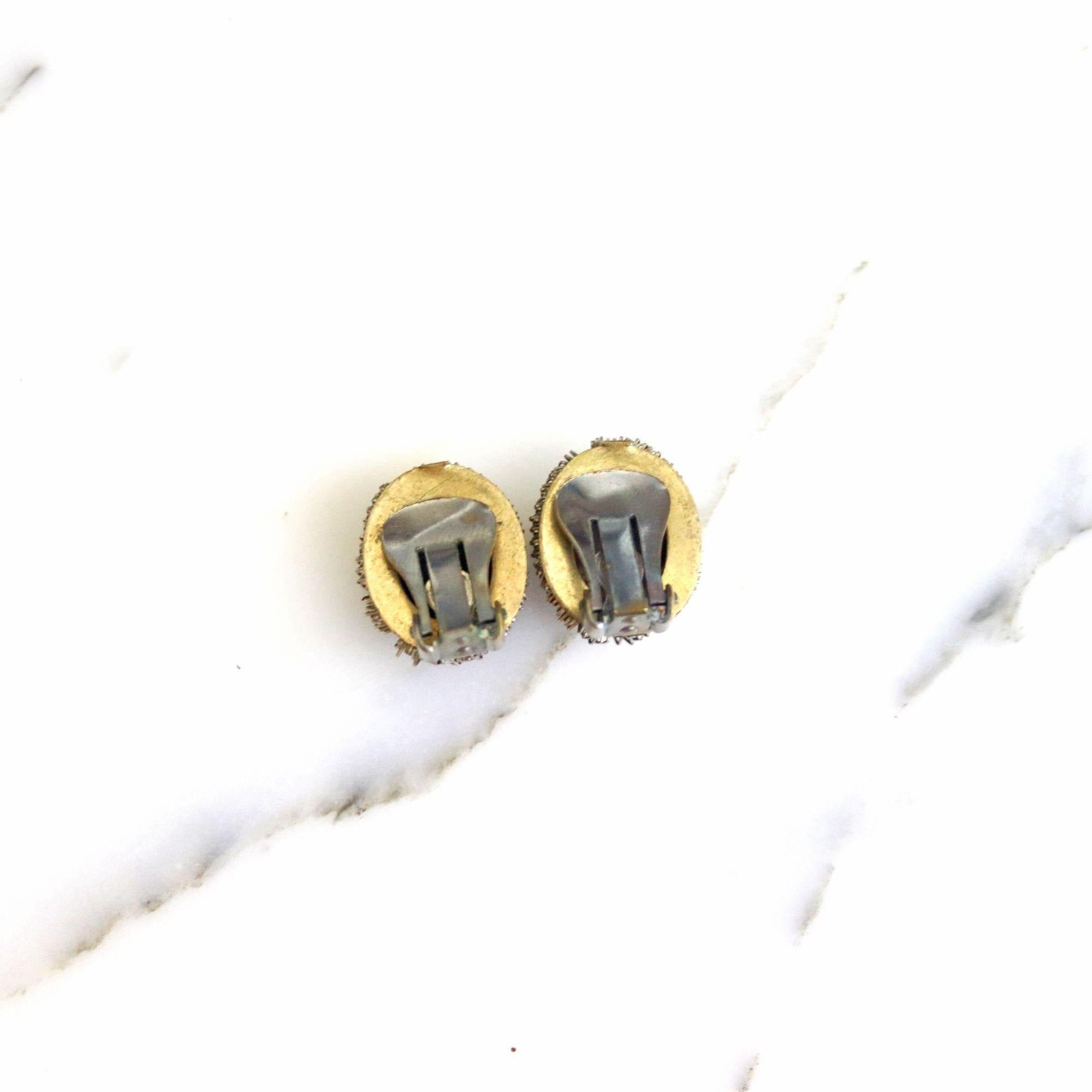 Art Deco Era Carved Mother of Pearl Cameo 750 Silver with Gold Accents by Unsigned Beauty - Vintage Meet Modern Vintage Jewelry - Chicago, Illinois - #oldhollywoodglamour #vintagemeetmodern #designervintage #jewelrybox #antiquejewelry #vintagejewelry