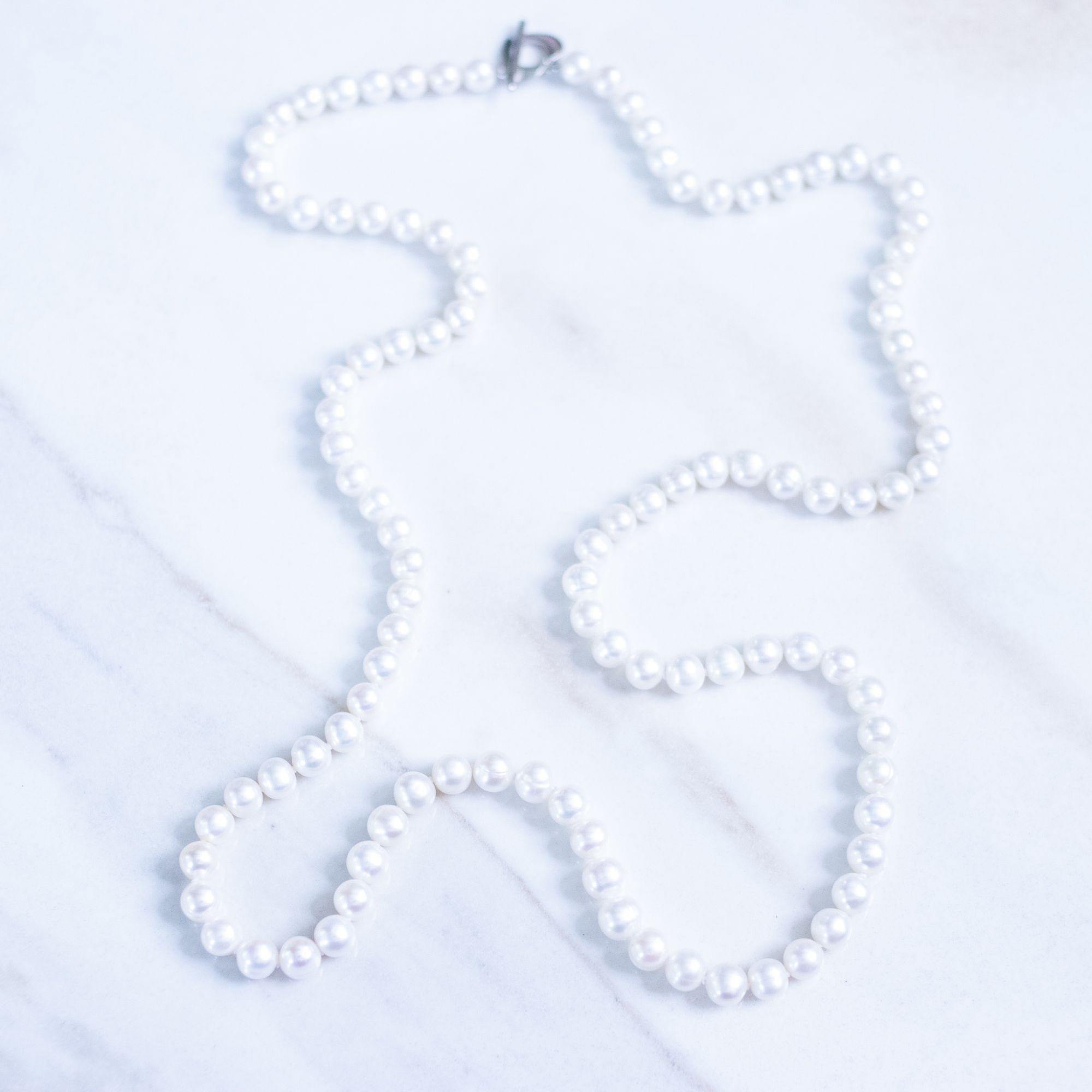 Vintage White Cultured Freshwater Pearl Necklace by Unsigned Beauty - Vintage Meet Modern Vintage Jewelry - Chicago, Illinois - #oldhollywoodglamour #vintagemeetmodern #designervintage #jewelrybox #antiquejewelry #vintagejewelry