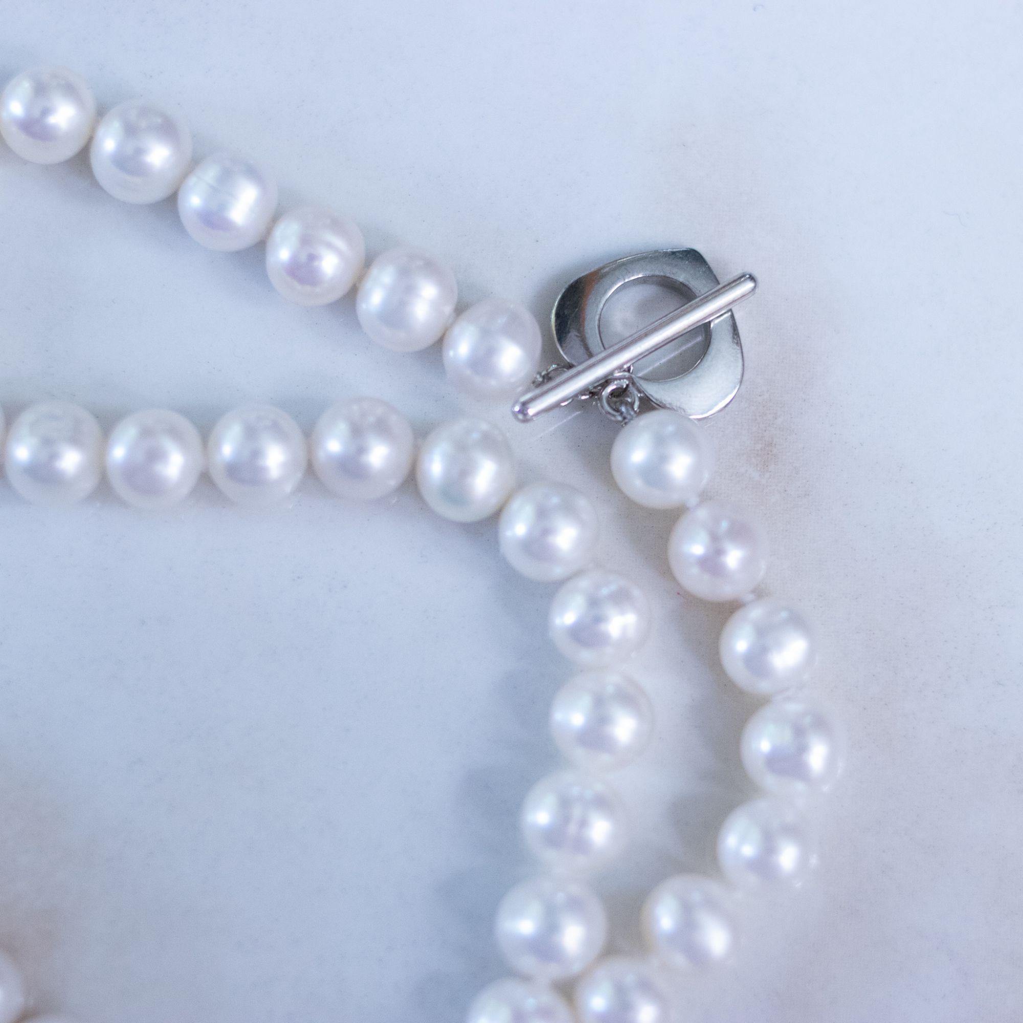 Vintage White Cultured Freshwater Pearl Necklace by Unsigned Beauty - Vintage Meet Modern Vintage Jewelry - Chicago, Illinois - #oldhollywoodglamour #vintagemeetmodern #designervintage #jewelrybox #antiquejewelry #vintagejewelry