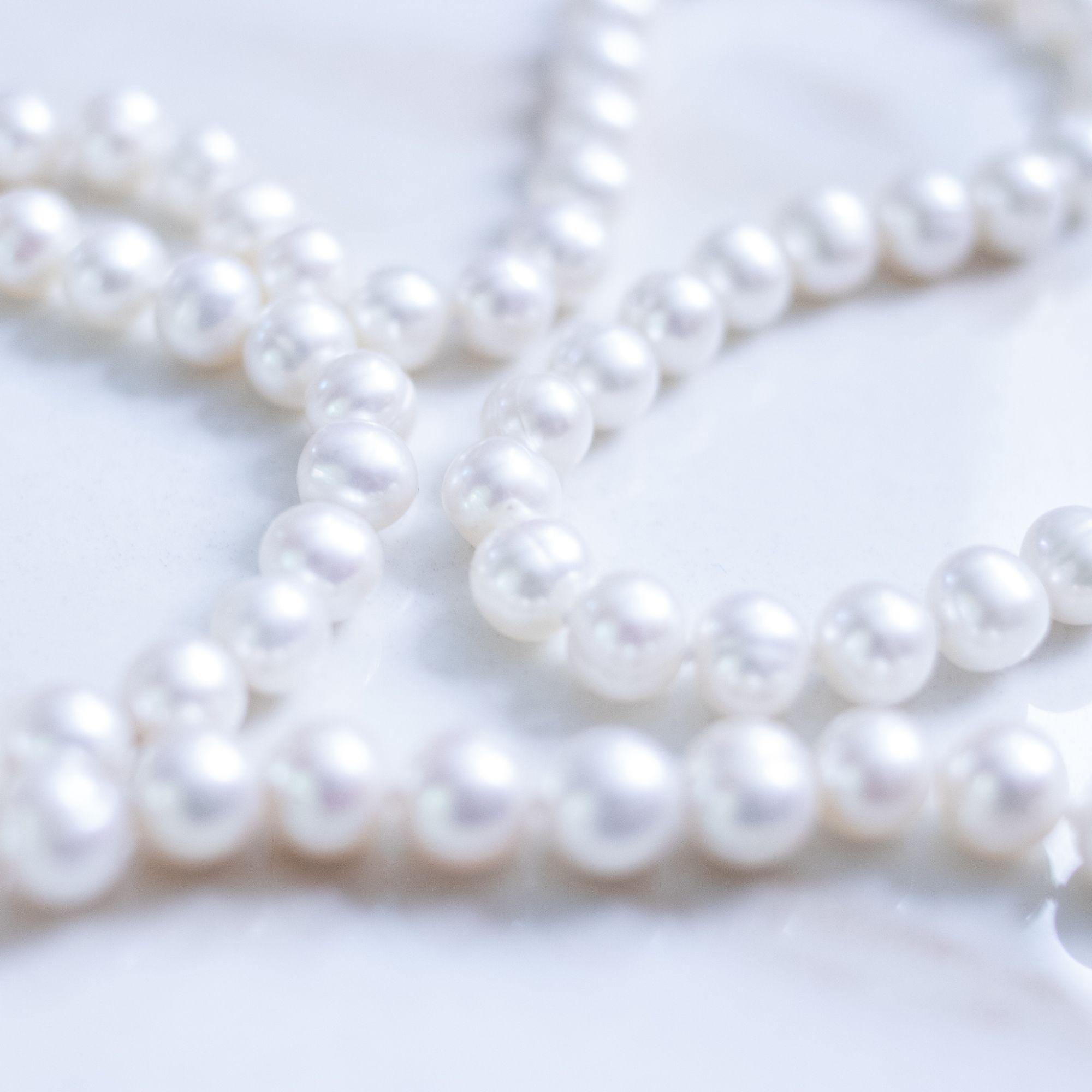 Vintage White Cultured Freshwater Pearl Necklace by Unsigned Beauty - Vintage Meet Modern Vintage Jewelry - Chicago, Illinois - #oldhollywoodglamour #vintagemeetmodern #designervintage #jewelrybox #antiquejewelry #vintagejewelry