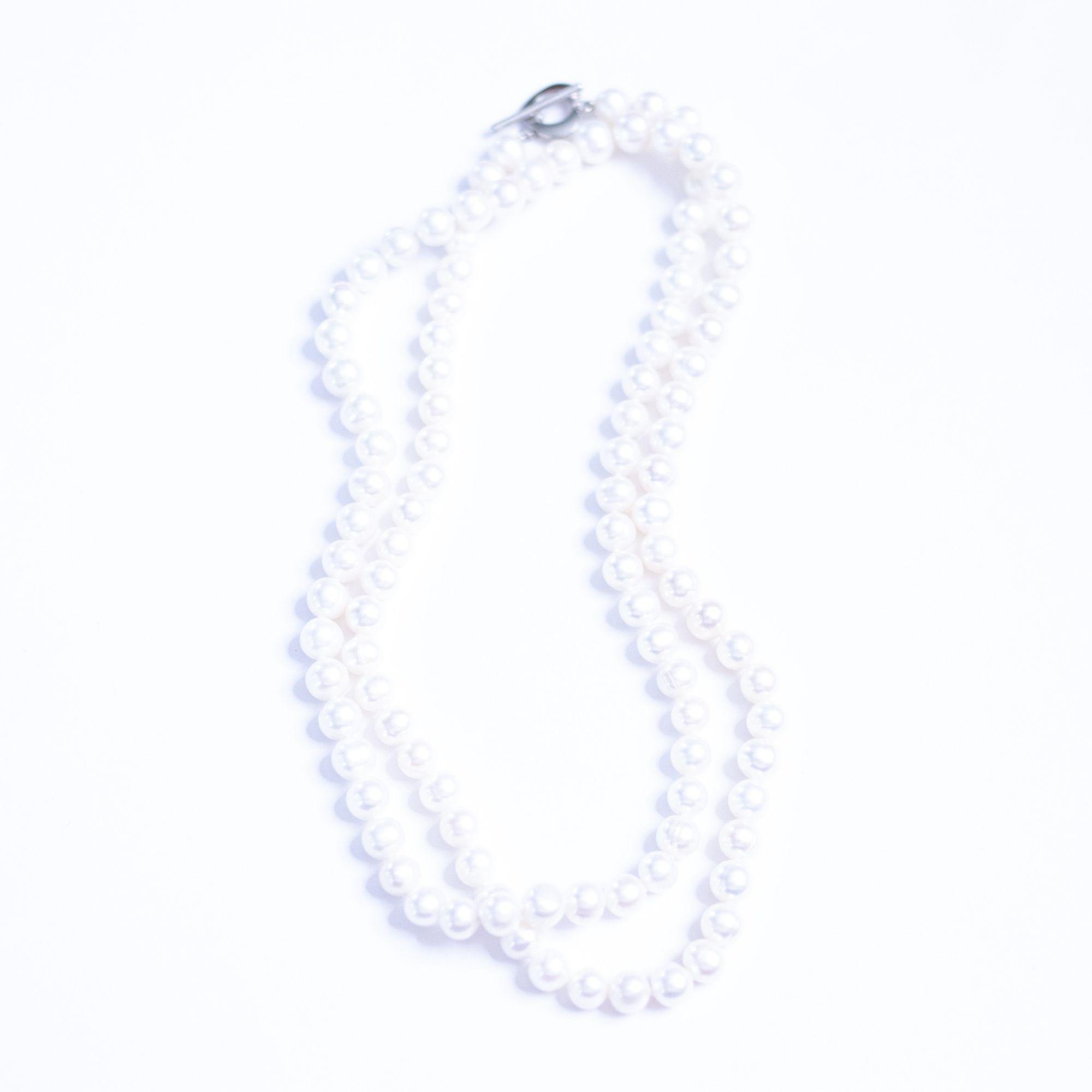 Vintage White Cultured Freshwater Pearl Necklace by Unsigned Beauty - Vintage Meet Modern Vintage Jewelry - Chicago, Illinois - #oldhollywoodglamour #vintagemeetmodern #designervintage #jewelrybox #antiquejewelry #vintagejewelry