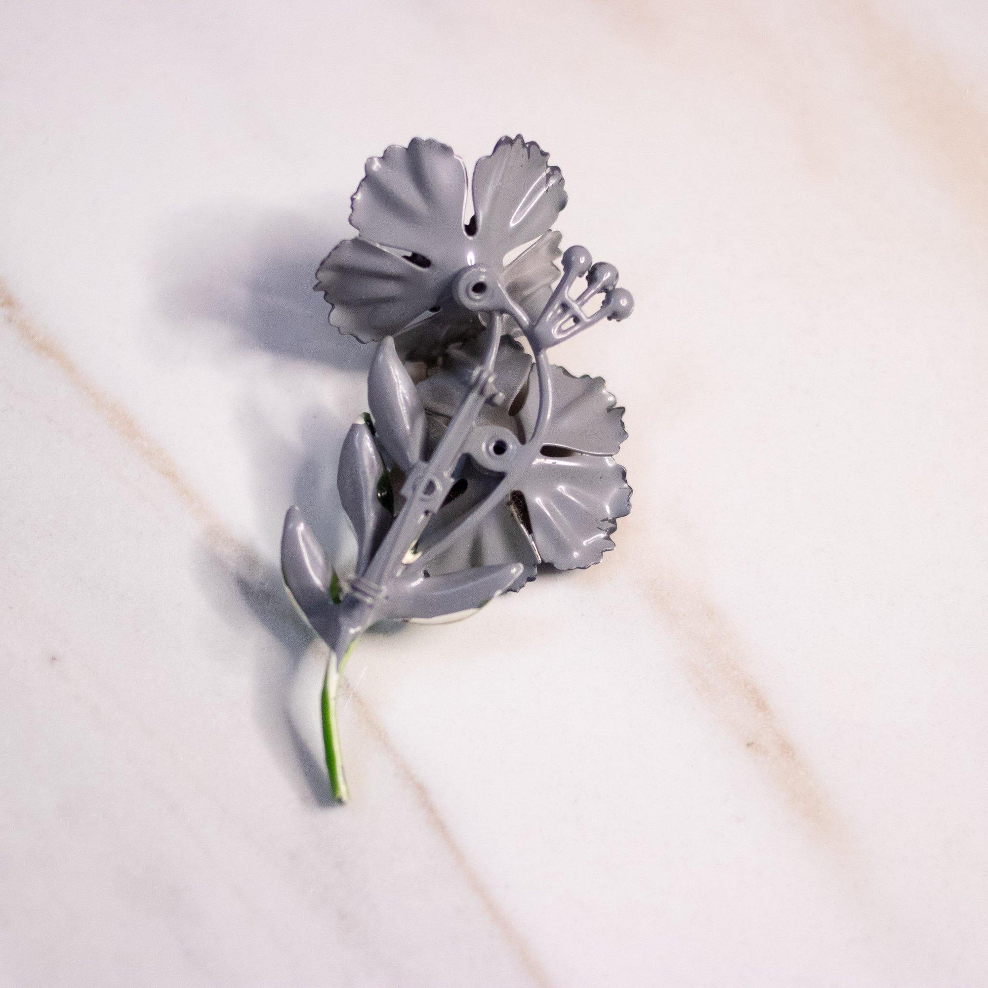 Vintage Mid Century Modern Gray Flower Brooch by Unsigned Beauty - Vintage Meet Modern Vintage Jewelry - Chicago, Illinois - #oldhollywoodglamour #vintagemeetmodern #designervintage #jewelrybox #antiquejewelry #vintagejewelry