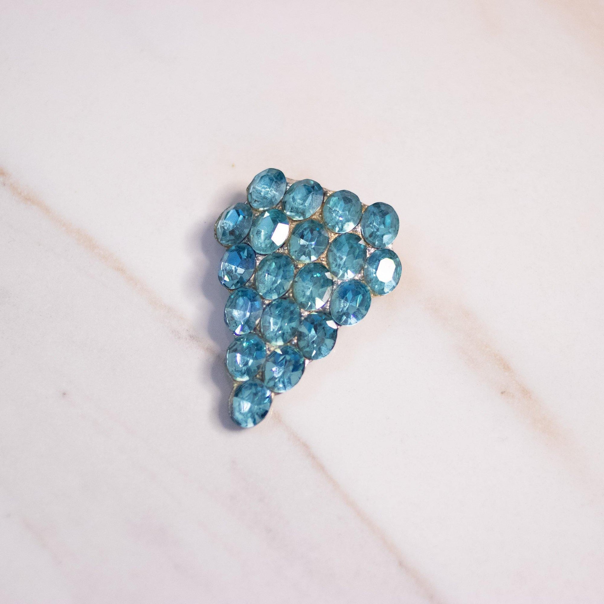 Vintage Art Deco Light Blue Rhinestone Dress Clip by Unsigned Beauty - Vintage Meet Modern Vintage Jewelry - Chicago, Illinois - #oldhollywoodglamour #vintagemeetmodern #designervintage #jewelrybox #antiquejewelry #vintagejewelry