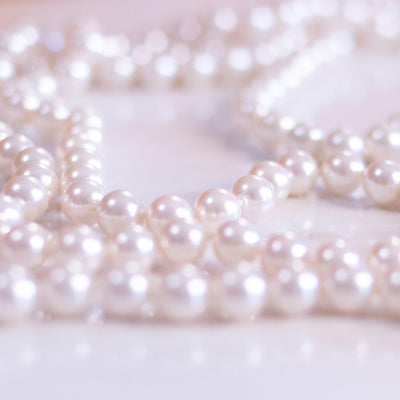 Vintage Sautoir Length White Glass Pearl Necklace by Unsigned Beauty - Vintage Meet Modern Vintage Jewelry - Chicago, Illinois - #oldhollywoodglamour #vintagemeetmodern #designervintage #jewelrybox #antiquejewelry #vintagejewelry