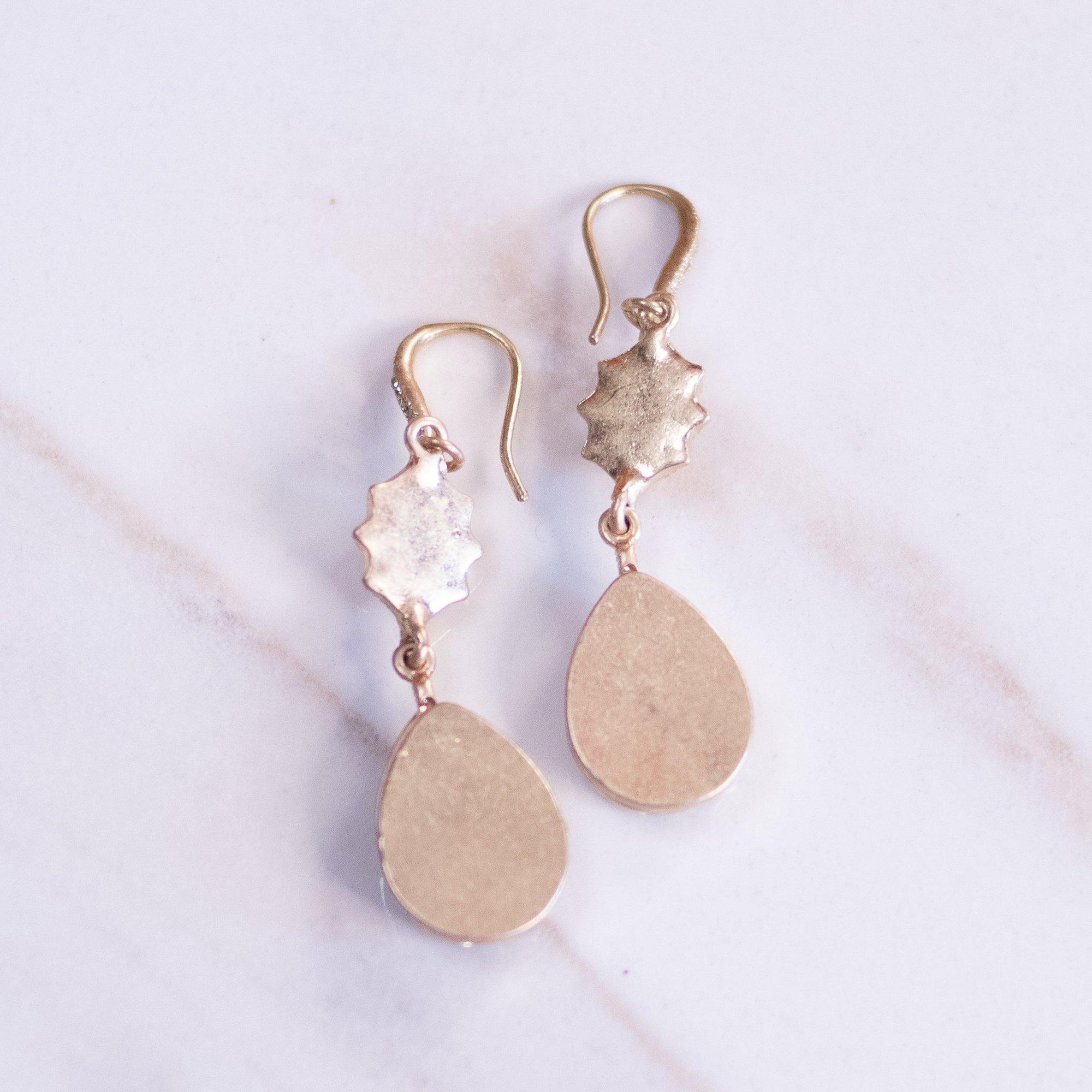 Vintage Champagne and Lucite Agate Drop Earrings by Unsigned Beauty - Vintage Meet Modern Vintage Jewelry - Chicago, Illinois - #oldhollywoodglamour #vintagemeetmodern #designervintage #jewelrybox #antiquejewelry #vintagejewelry