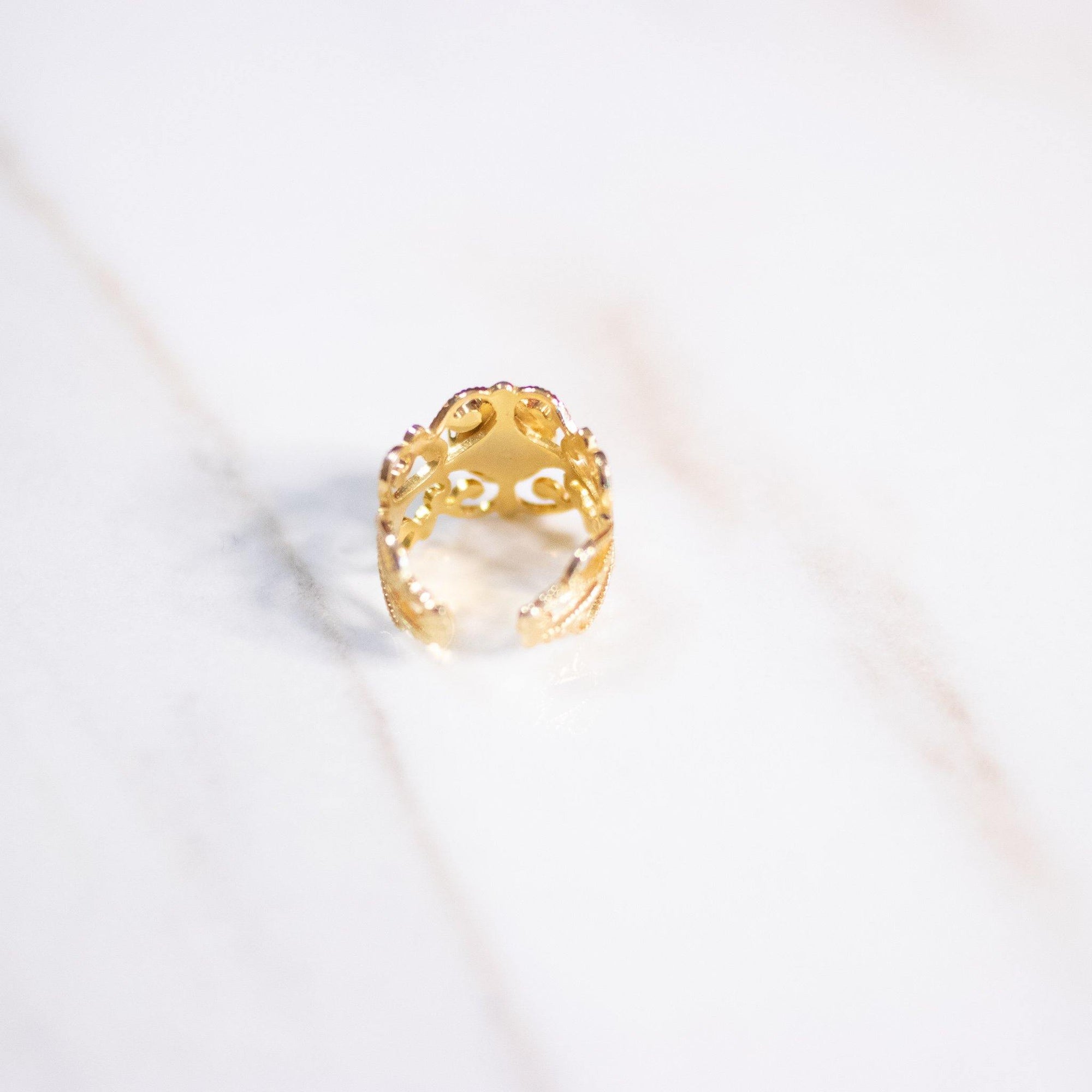 Vintage Gold Stone Wide Band Ring by Unsigned Beauty - Vintage Meet Modern Vintage Jewelry - Chicago, Illinois - #oldhollywoodglamour #vintagemeetmodern #designervintage #jewelrybox #antiquejewelry #vintagejewelry