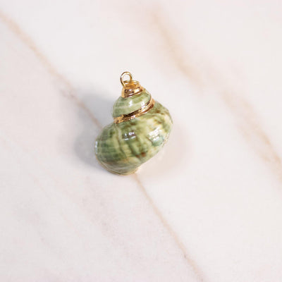 Vintage Green and White Seashell with 18k Gold Accent Pendant by Unsigned Beauty - Vintage Meet Modern Vintage Jewelry - Chicago, Illinois - #oldhollywoodglamour #vintagemeetmodern #designervintage #jewelrybox #antiquejewelry #vintagejewelry