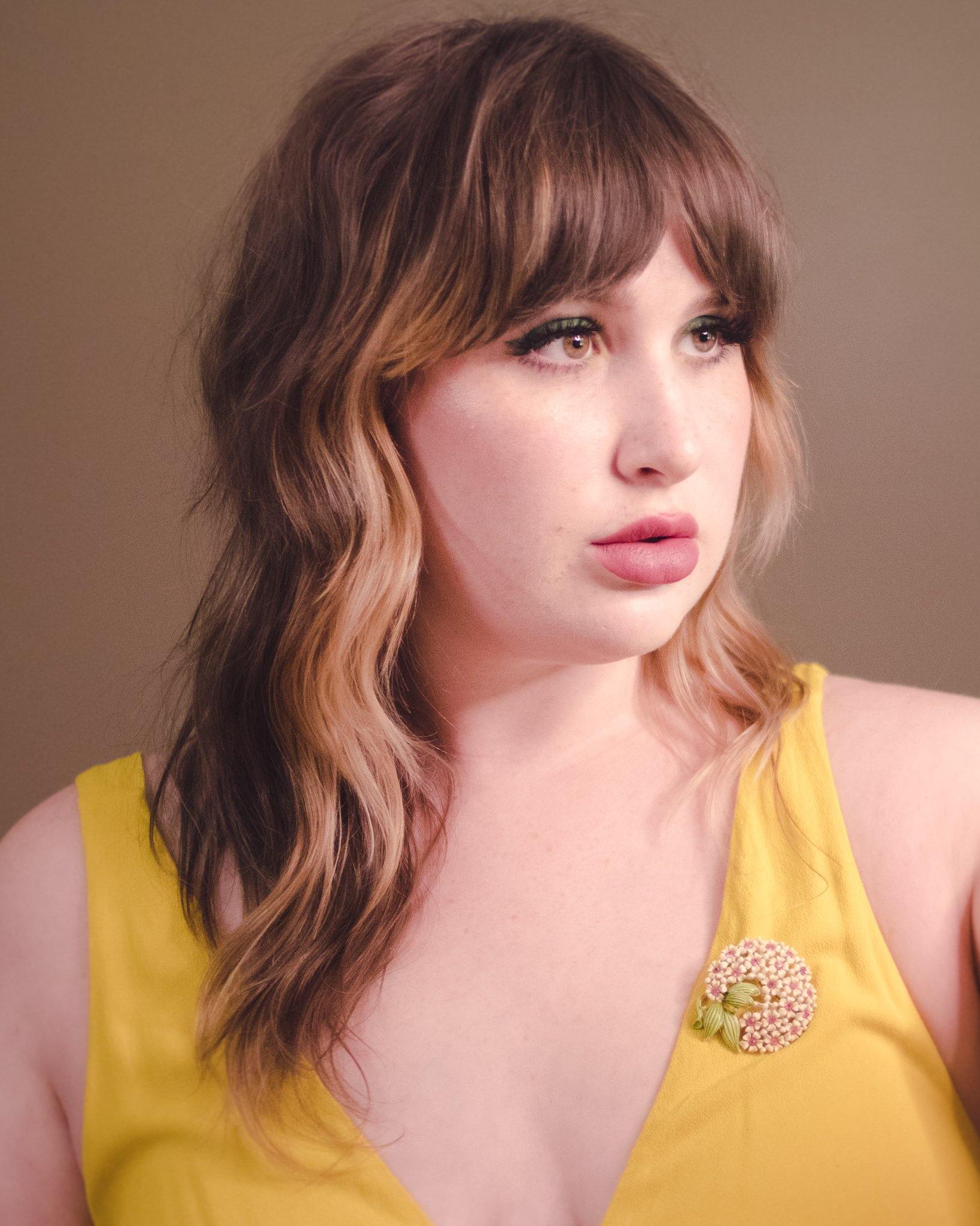 Vintage White Flower Brooch with Pink Rhinestones by Unsigned Beauty - Vintage Meet Modern Vintage Jewelry - Chicago, Illinois - #oldhollywoodglamour #vintagemeetmodern #designervintage #jewelrybox #antiquejewelry #vintagejewelry