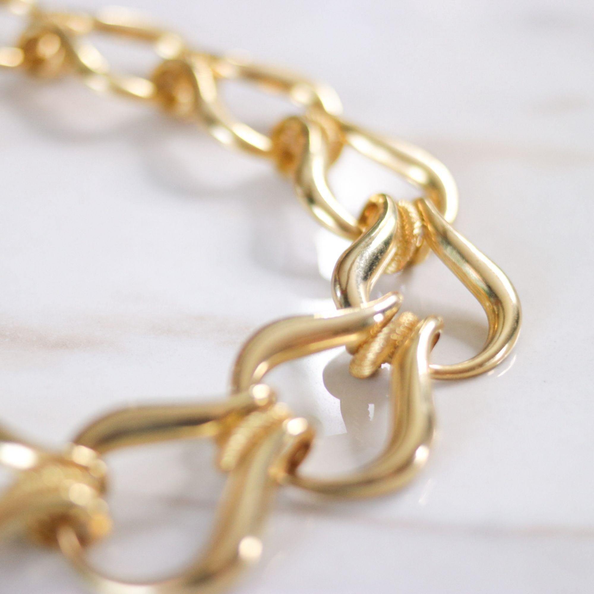 Vintage 1980s Chunky Gold Stirrup Link Necklace by Unsigned Beauty - Vintage Meet Modern Vintage Jewelry - Chicago, Illinois - #oldhollywoodglamour #vintagemeetmodern #designervintage #jewelrybox #antiquejewelry #vintagejewelry