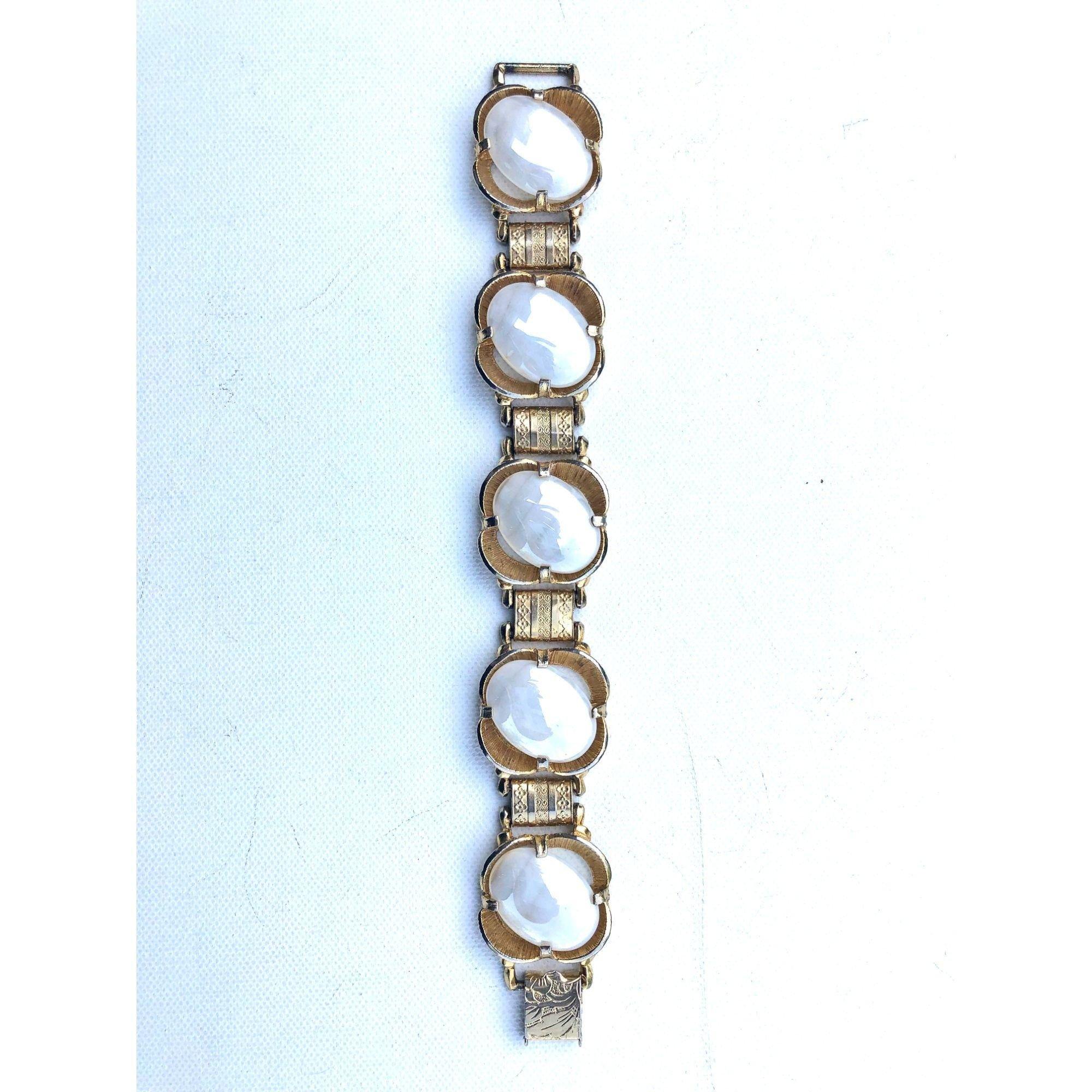 Vintage Pearl Glass Book chain Bracelet by Unsigned Beauty - Vintage Meet Modern Vintage Jewelry - Chicago, Illinois - #oldhollywoodglamour #vintagemeetmodern #designervintage #jewelrybox #antiquejewelry #vintagejewelry