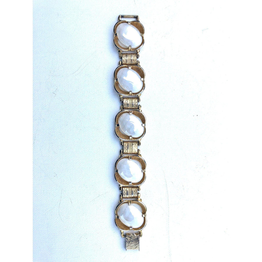 Vintage Pearl Glass Book chain Bracelet by Unsigned Beauty - Vintage Meet Modern Vintage Jewelry - Chicago, Illinois - #oldhollywoodglamour #vintagemeetmodern #designervintage #jewelrybox #antiquejewelry #vintagejewelry